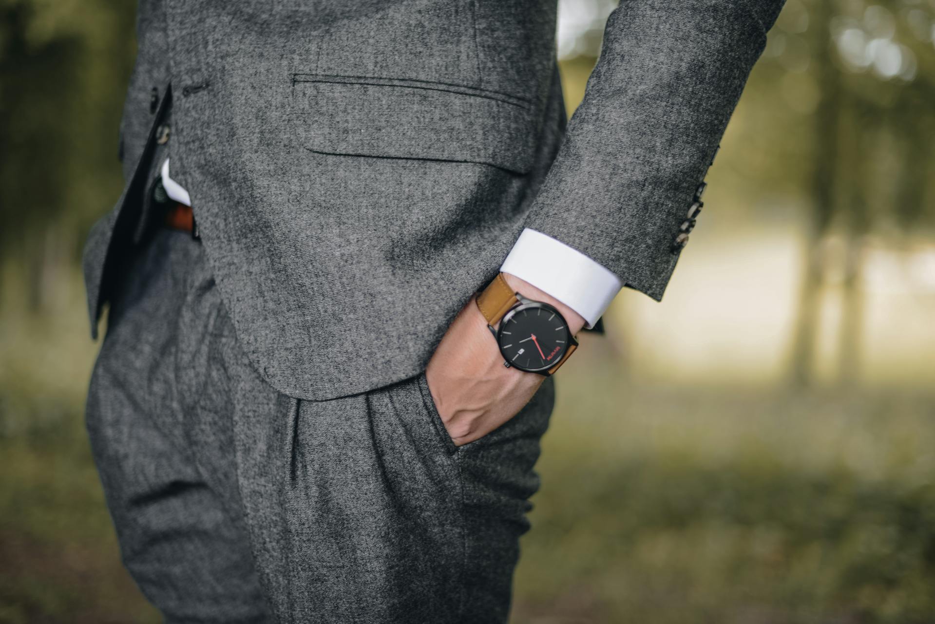 Un primo piano di un uomo in abito grigio con le mani in tasca | Fonte: Pexels