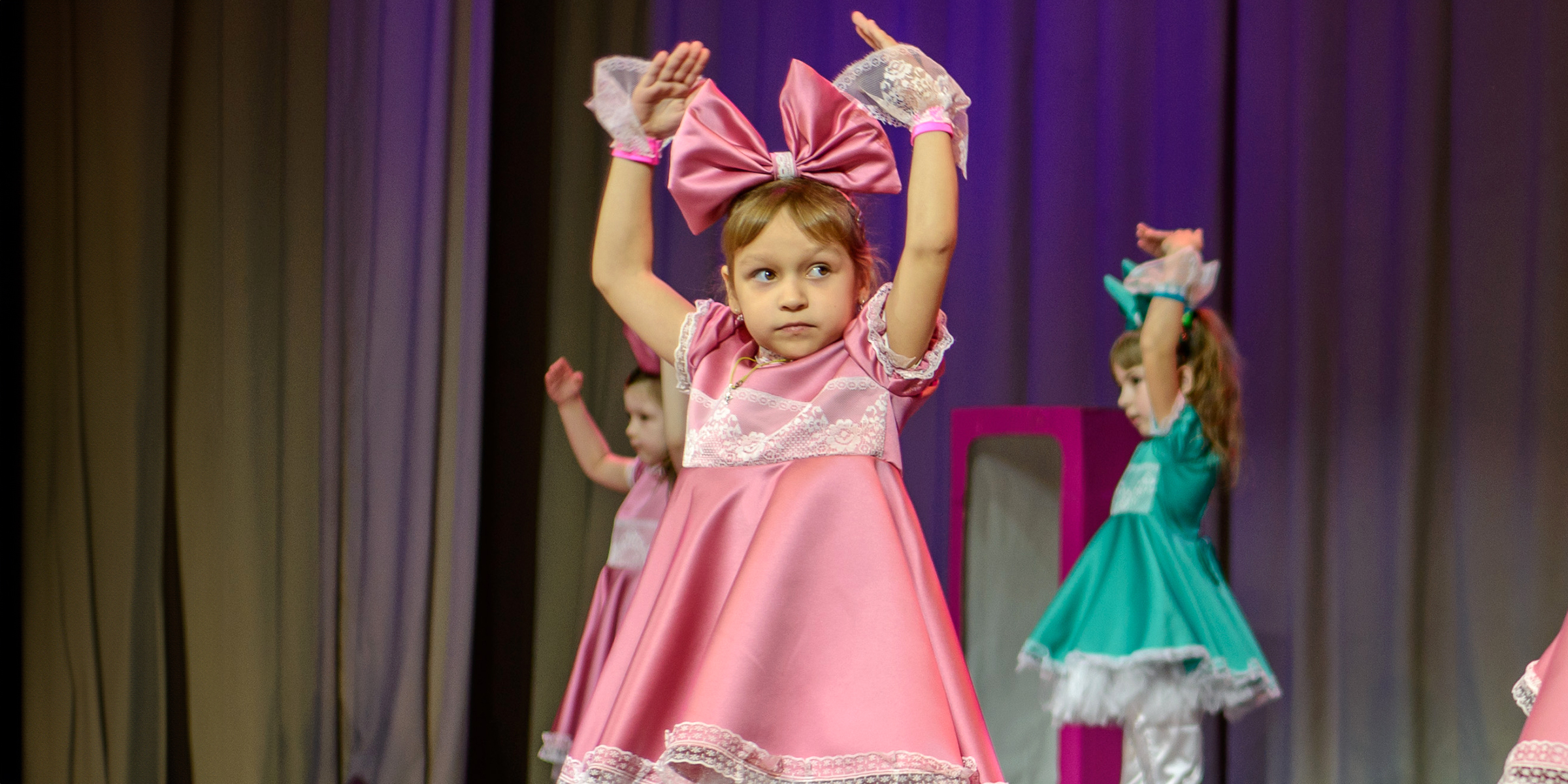 Una niña actuando en un recital de danza | Fuente: Shutterstock