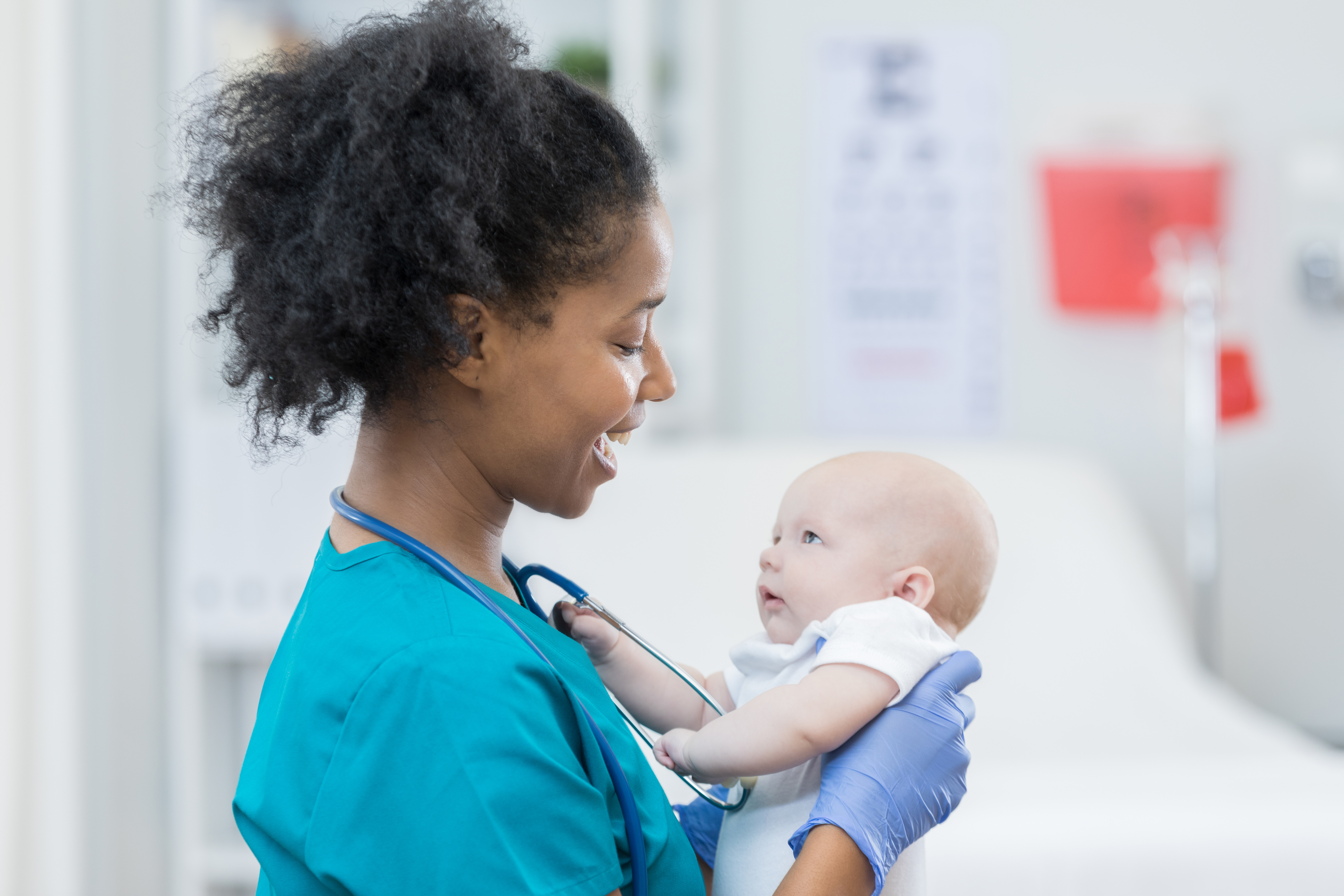 Una enfermera con un bebé en brazos | Fuente: Getty Images