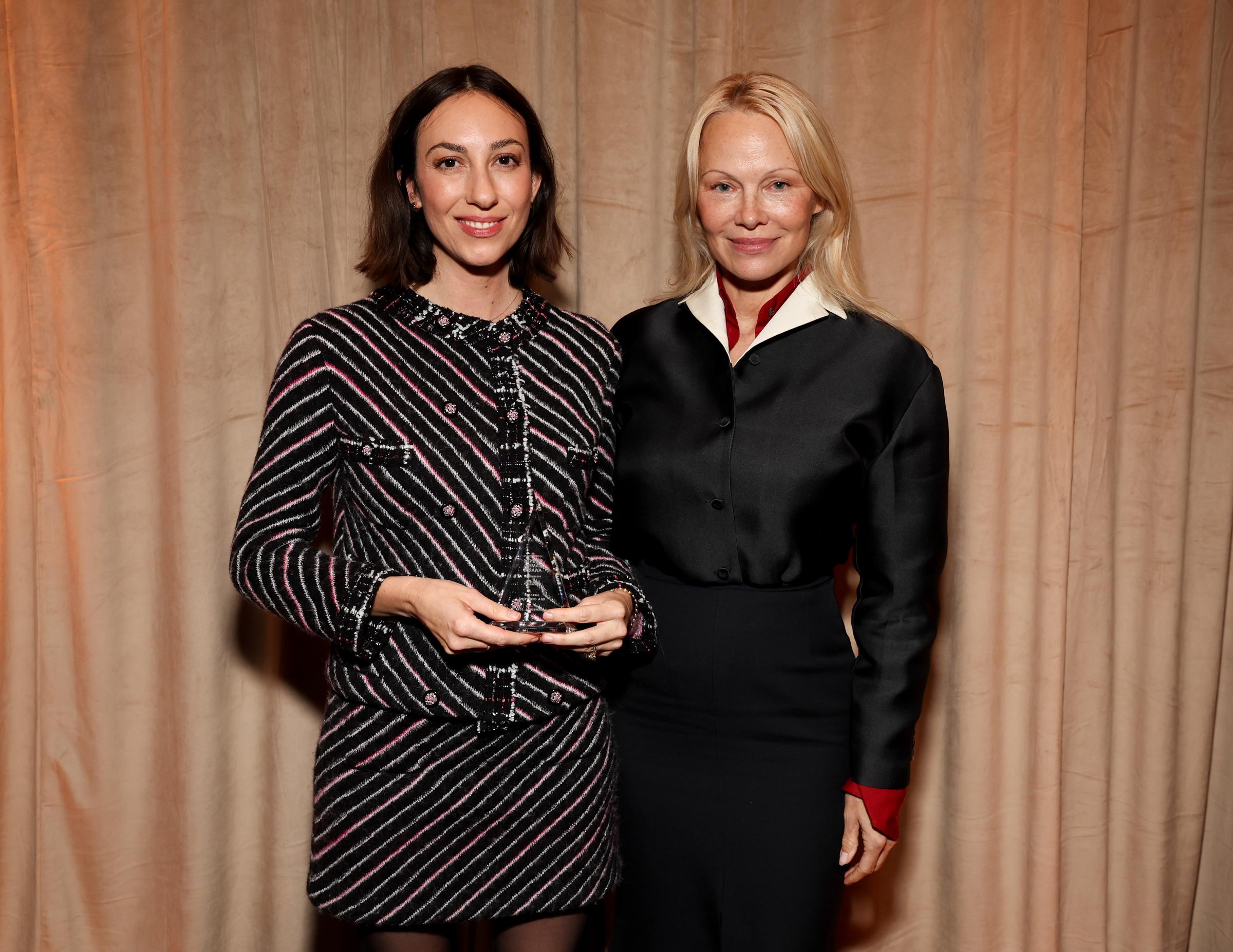 Gia Coppola y Pamela Anderson en los premios Hamilton Behind the Camera en Los Ángeles, California, el 14 de noviembre de 2024 | Fuente: Getty Images