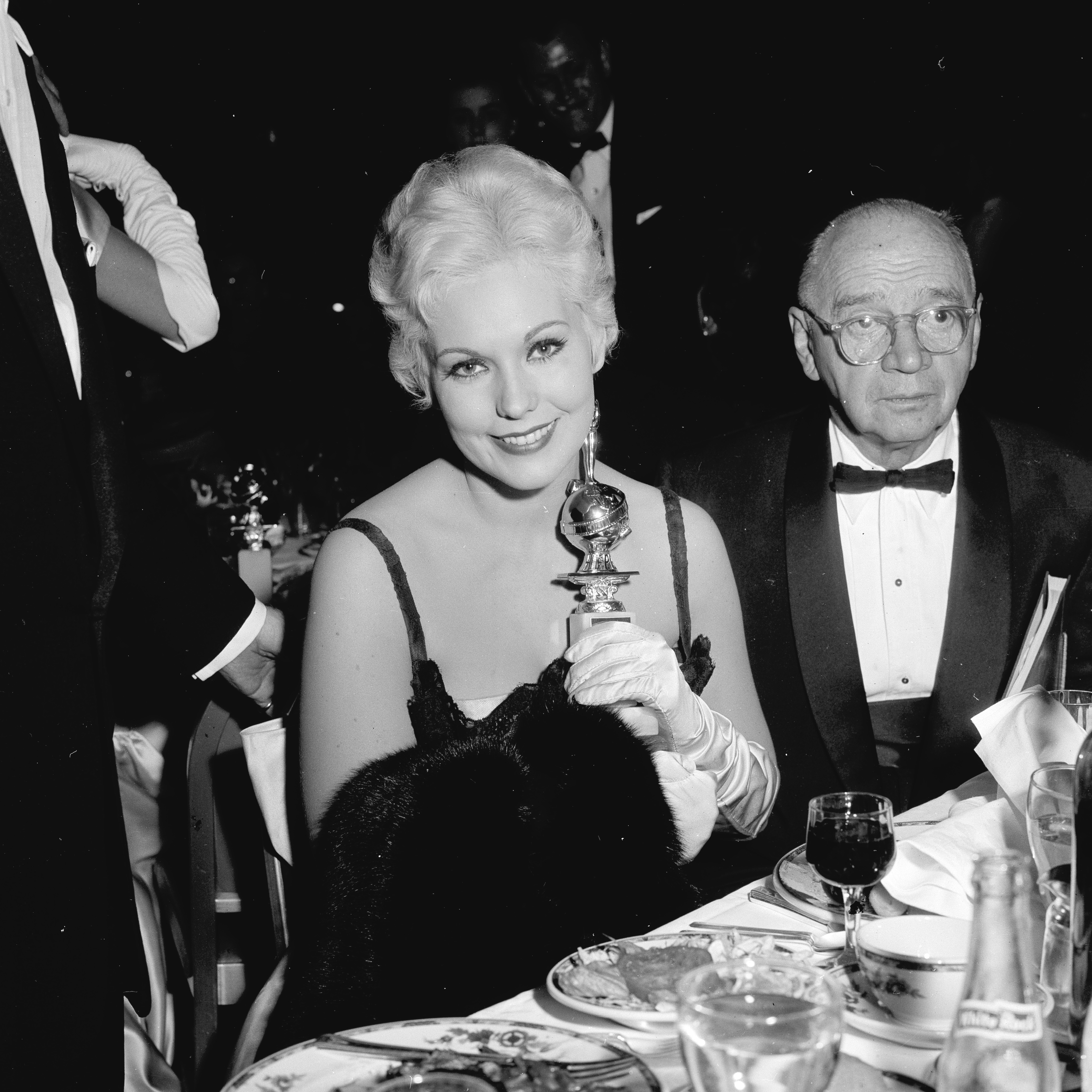 Kim Novak recibe el Globo de Oro a la Nueva Estrella del Año û Actriz en los Premios Globo de Oro en Los Ángeles, California, en 1955. | Fuente: Getty Images