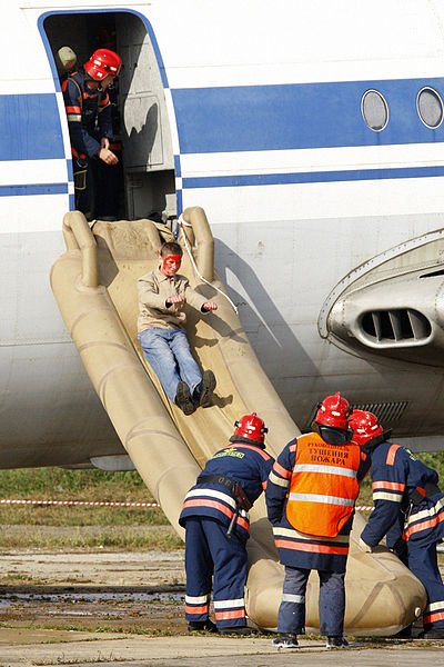 Personas deslizándose por tobogán de emergencia de aeronave. | Imagen: Wikimedia Commons