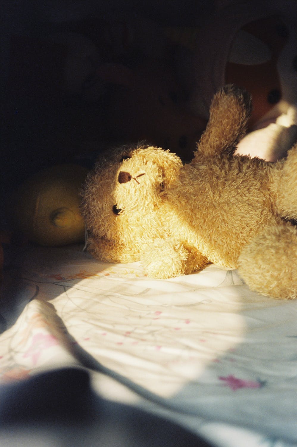 Un peluche sobre una cama | Fuente: Pexels