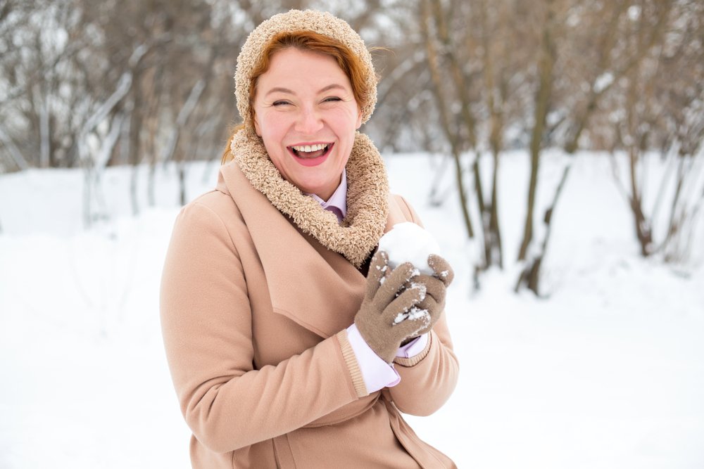 Mujer con gorro disfrutando del invierno. | Foto: Shutterstock