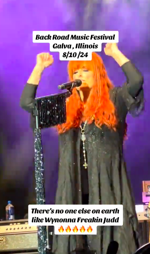 Wynonna Judd actuando en el Back Road Music Festival, publicado el 12 de agosto de 2024 | Fuente: TikTok/tanaaa142