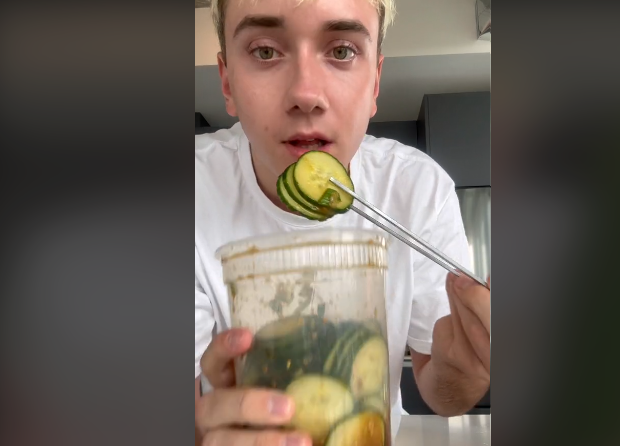 Logan Moffitt comiendo su ensalada | Fuente: TikTok via tiktok.com/@logagm