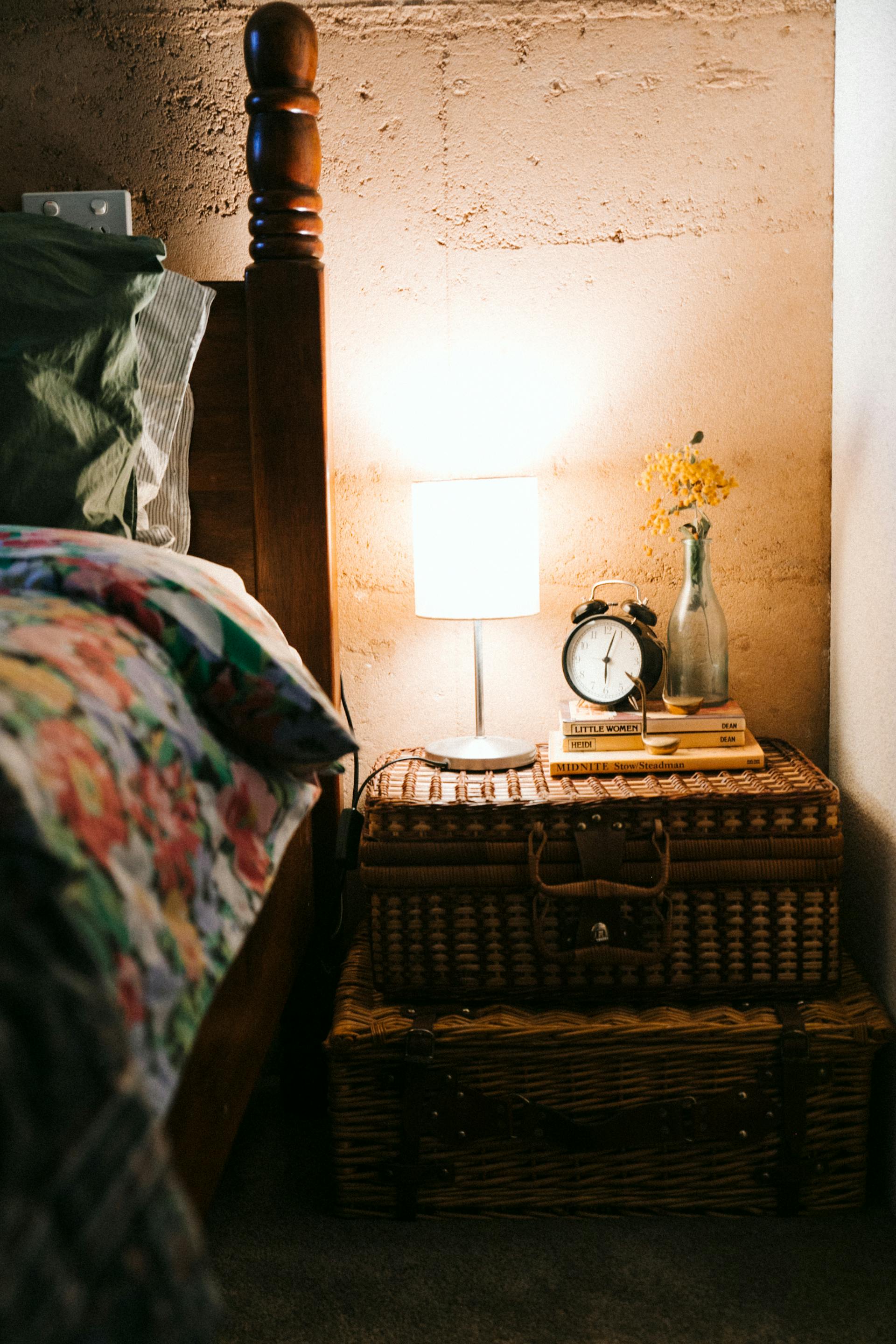 Dormitorio con lámpara de cabecera en | Foto: Pexels