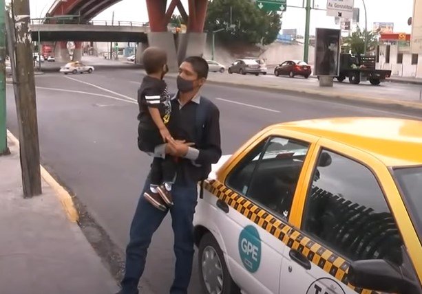 Luis y su hijo. | Foto: Youtube/Telediario Monterrey