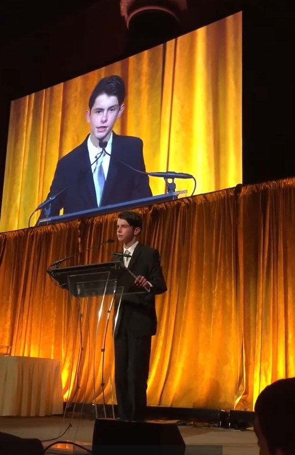 Captura de pantalla de un vídeo en el que aparece Dylan Douglas en una conferencia | Fuente: Facebook/Catherine Zeta-Jones