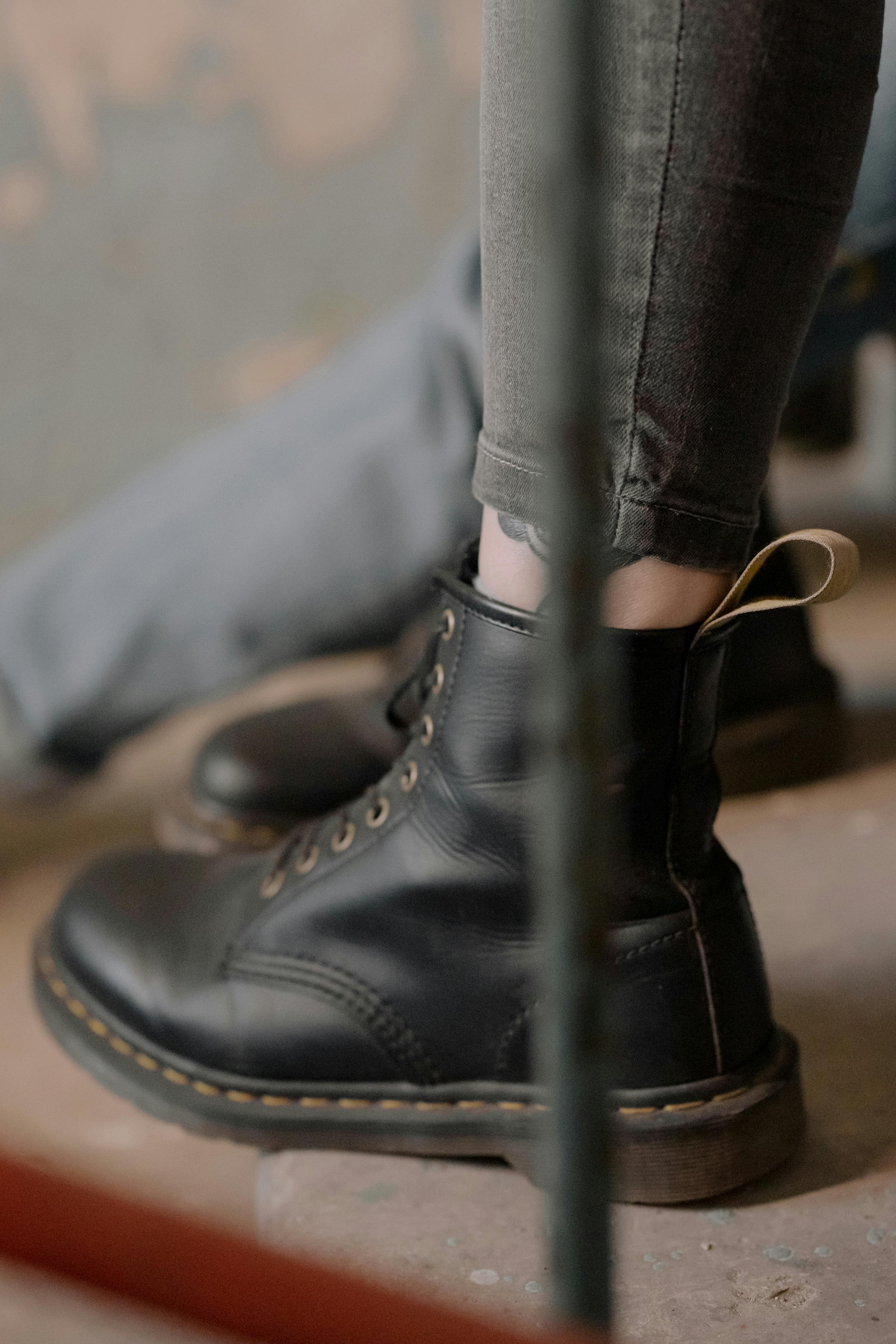 Una chica con botas | Fuente: Pexels