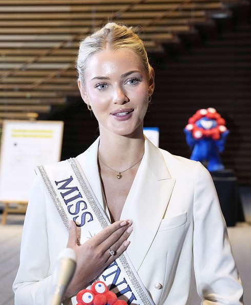 Victoria Kjær Theilvig, de Dinamarca, ganadora de Miss Universo 2024, responde preguntas de periodistas en la oficina del primer ministro en Tokio el 23 de abril de 2025, tras reunirse con el primer ministro japonés Shigeru Ishiba | Fuente: Getty Images