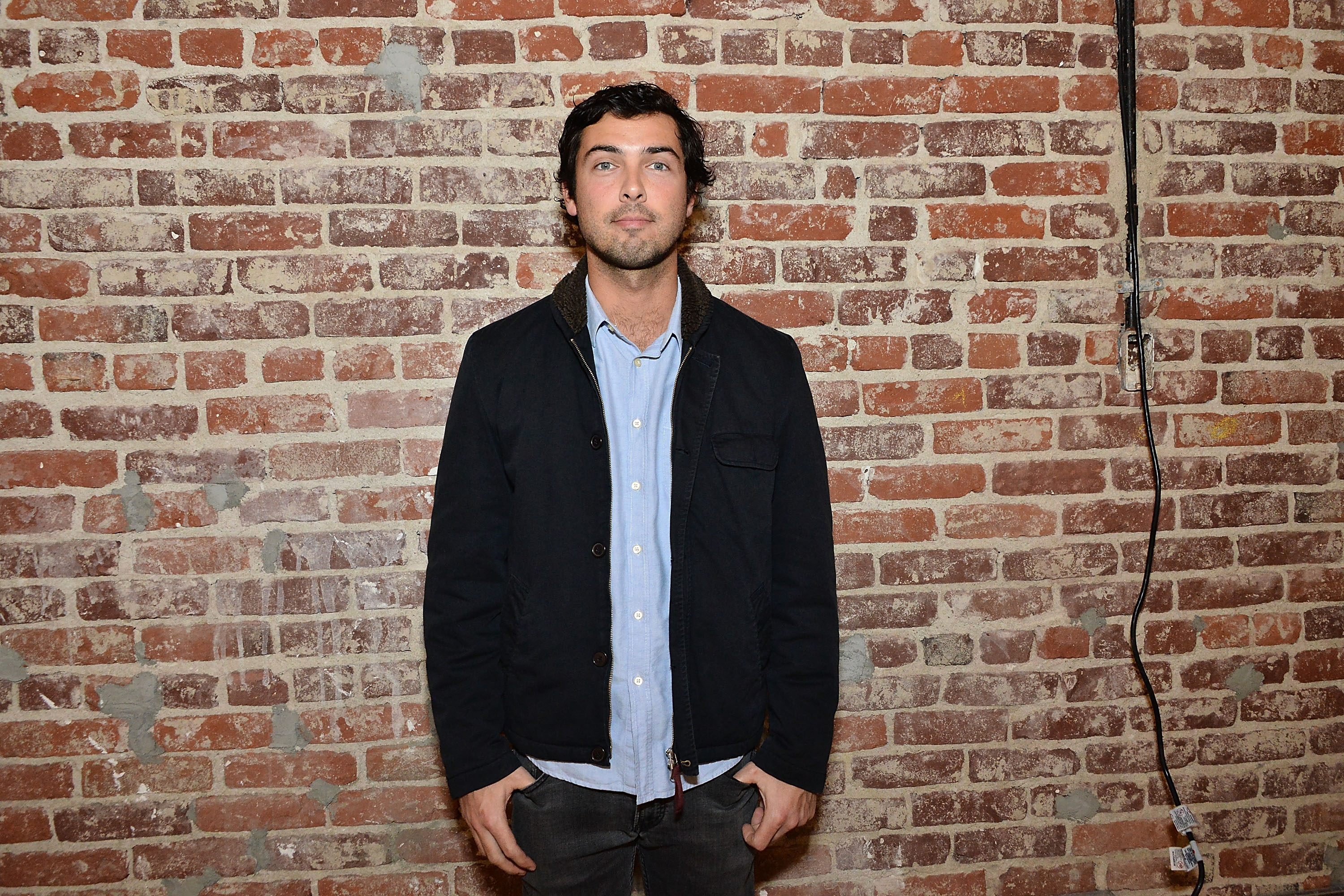 Caleb Wilding asiste a la recepción artística de Sophie Caby y Ken Ehrlich y al lanzamiento de la Unidad B de la Galería Wilding Cran el 13 de diciembre de 2014, en Los Ángeles, California. | Fuente: Getty Images