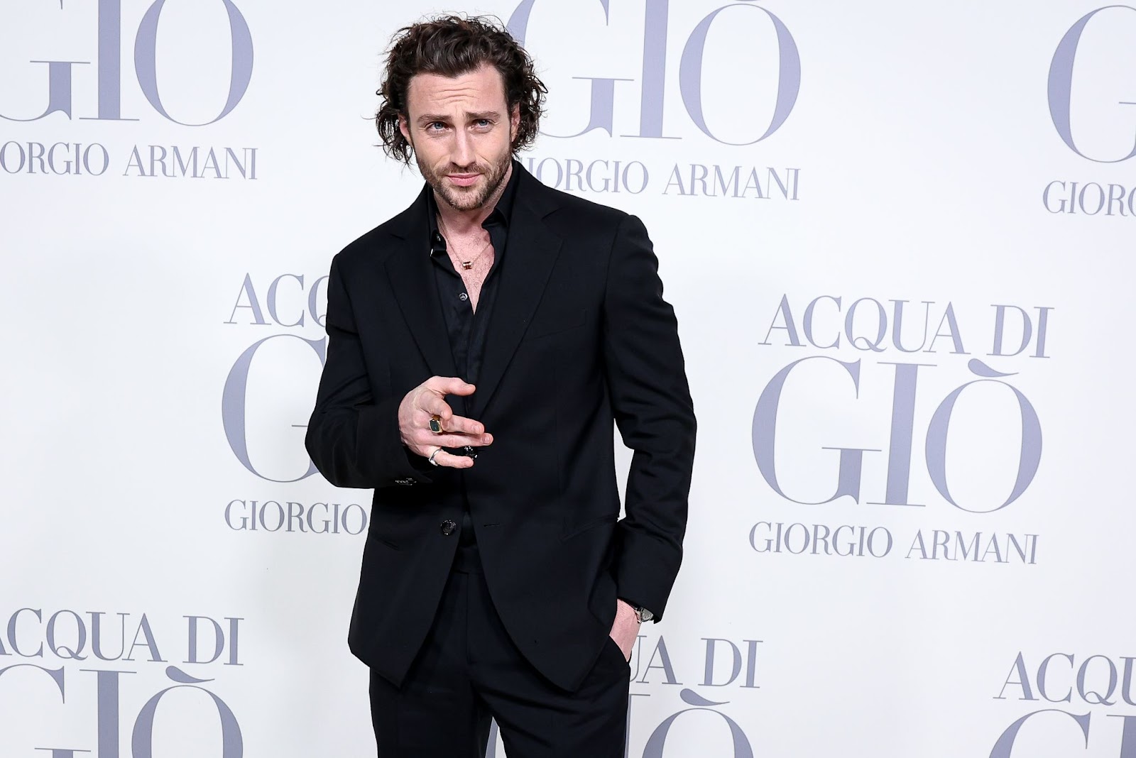 Aaron Taylor-Johnson en el photocall de Madrid para "Acqua di Dio" de Giorgio Armani el 7 de marzo de 2024, en España. | Fuente: Getty Images