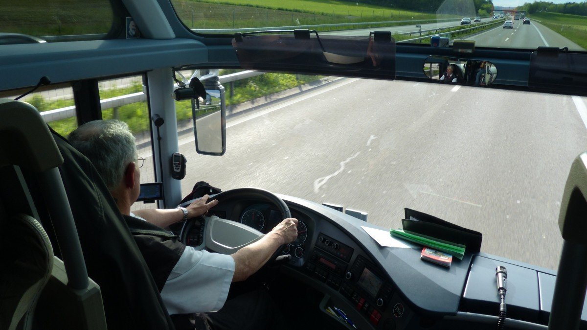 Hombre conduciendo un autobús en una carretera por el carril del medio. | Imagen: PxHere