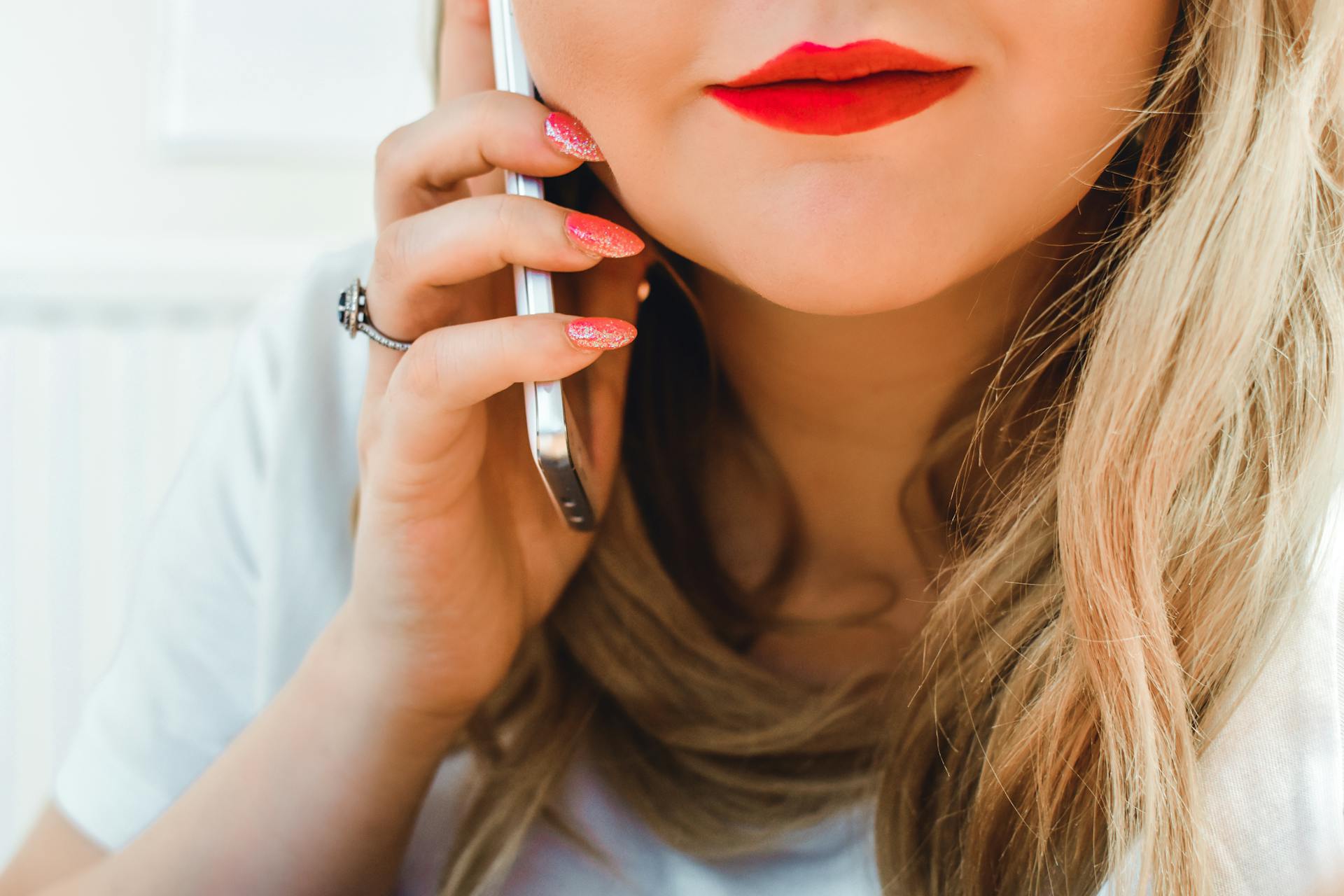 Una mujer sonriente atendiendo una llamada telefónica | Fuente: Pexels