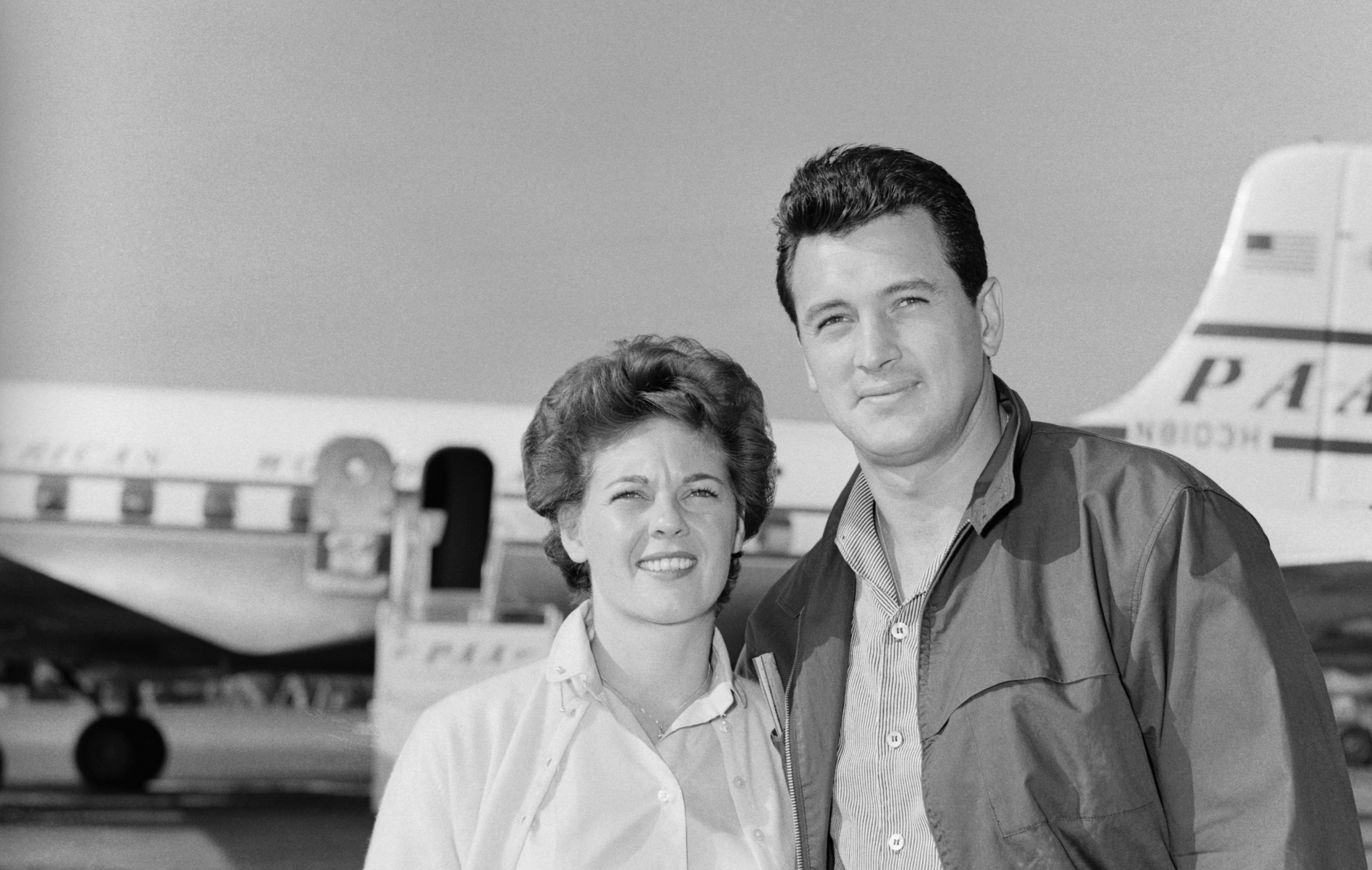 Rock Hudson y Phyllis Gates a punto de abordar un Pan American Clipper rumbo a una luna de miel en Jamaica | Foto: Getty Images