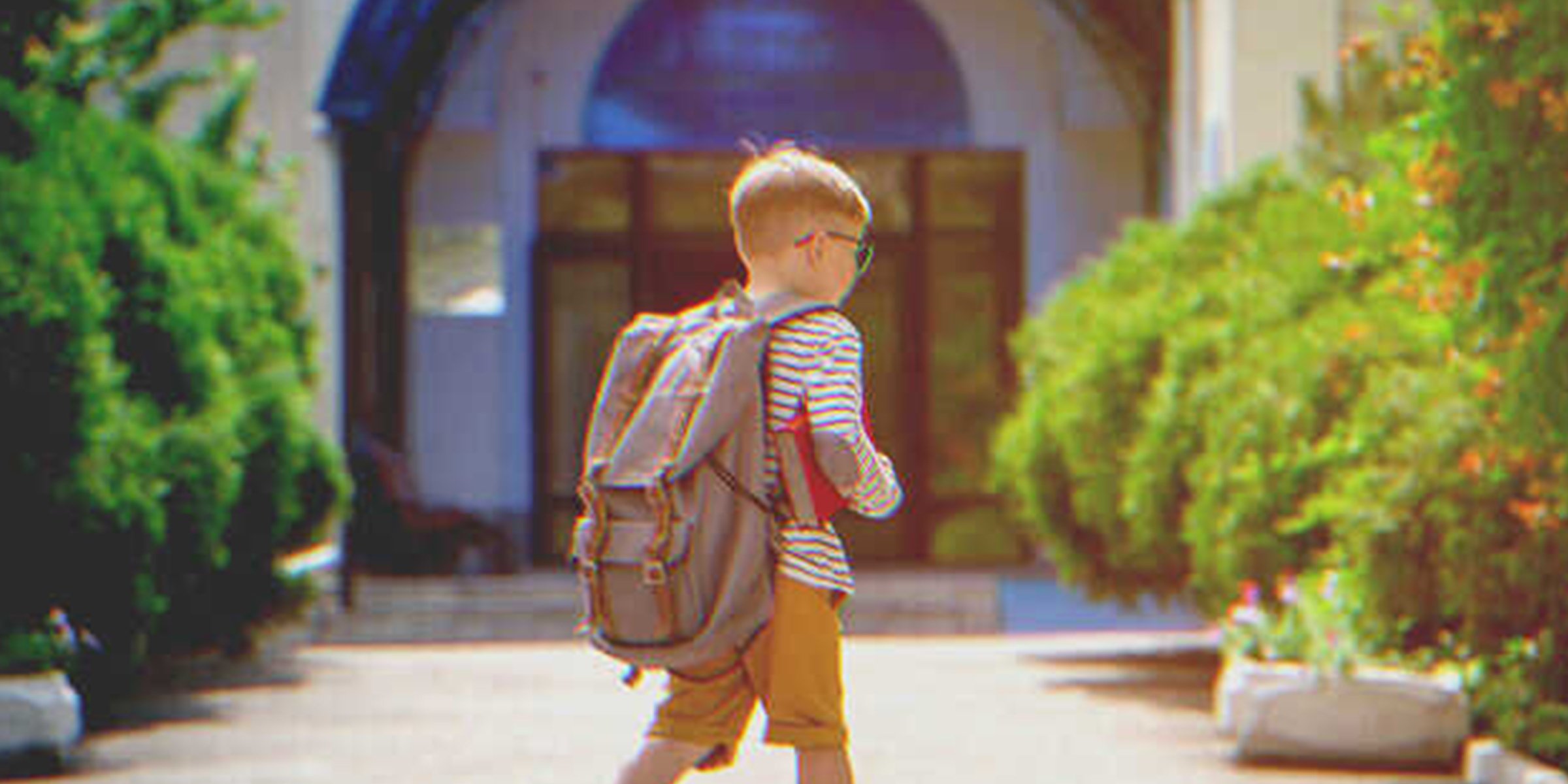 Un niño con una mochila | Foto: Shutterstock