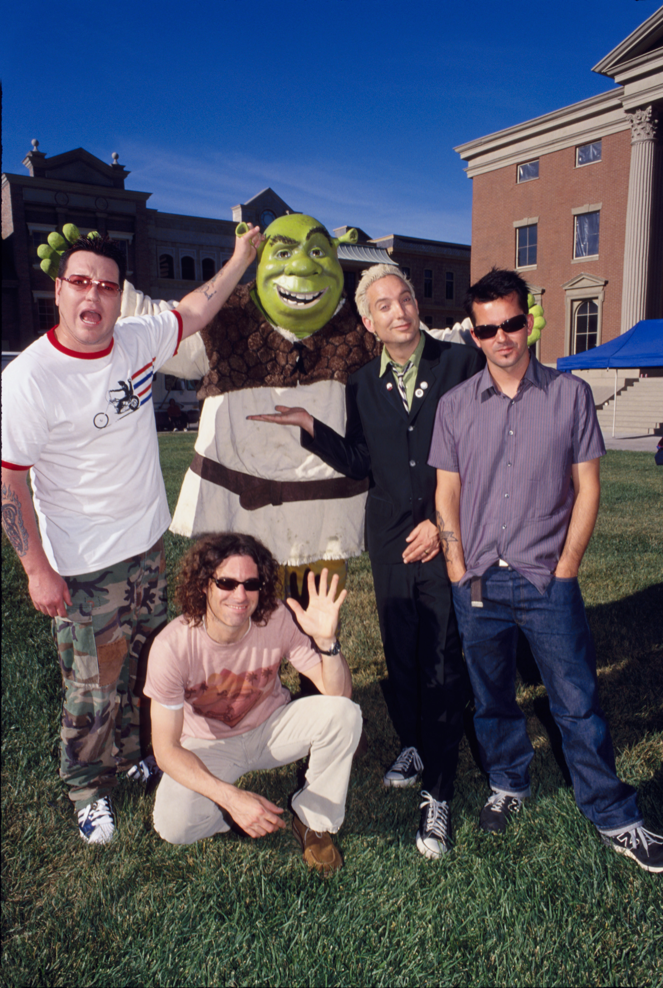 Smash Mouth posando con el personaje de "Shrek" en 2001 | Foto: Getty Images
