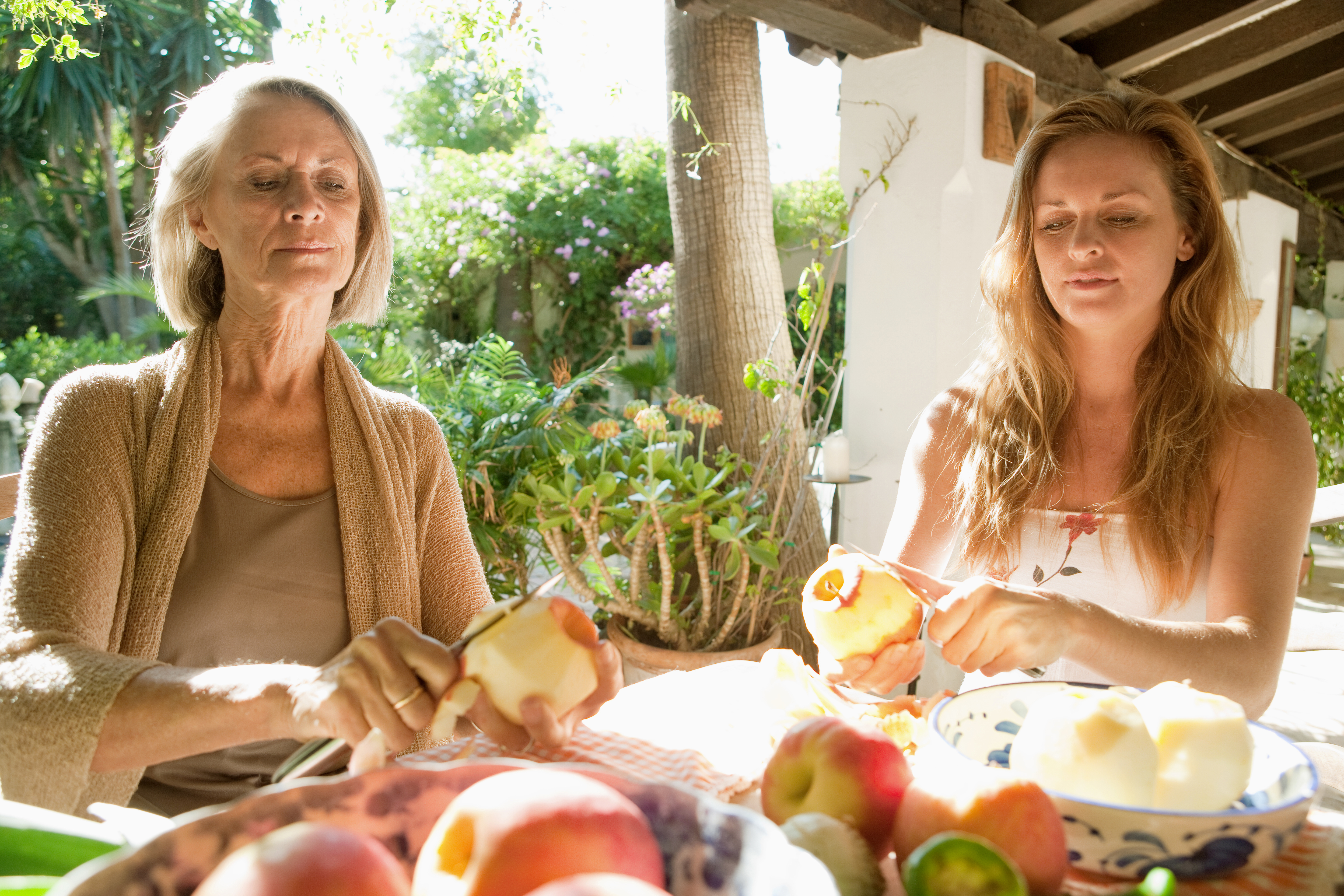 Dos mujeres pelando manzanas | Foto: Shutterstock