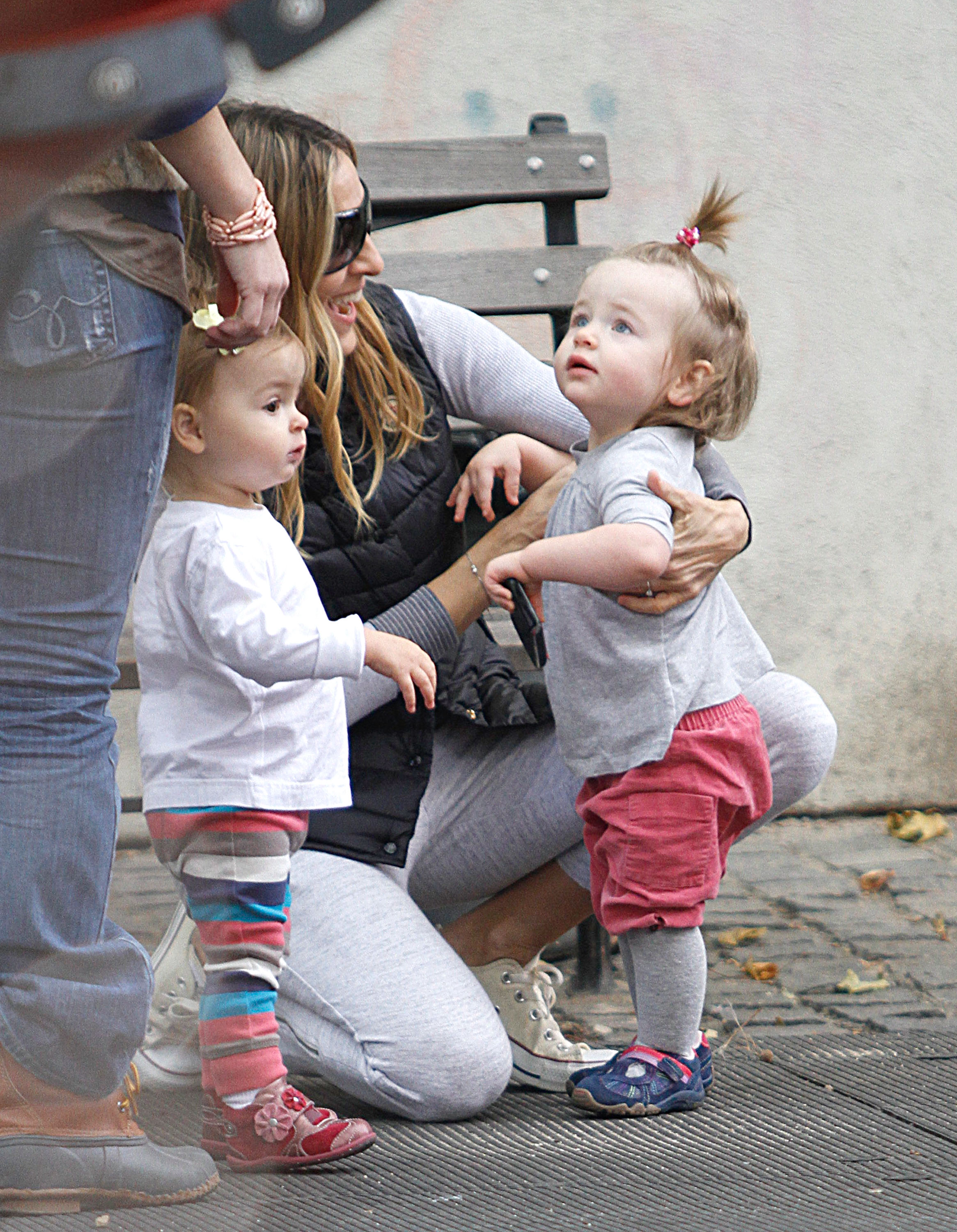 Sarah Jessica Parker dio la bienvenida a sus hijas gemelas, Tabitha y Marion, nacidas por gestación subrogada en junio de 2009. A las niñas les pusieron dos segundos nombres diferentes, Hodge y Elwell, que reflejan vínculos familiares. | Fuente: Getty Images.