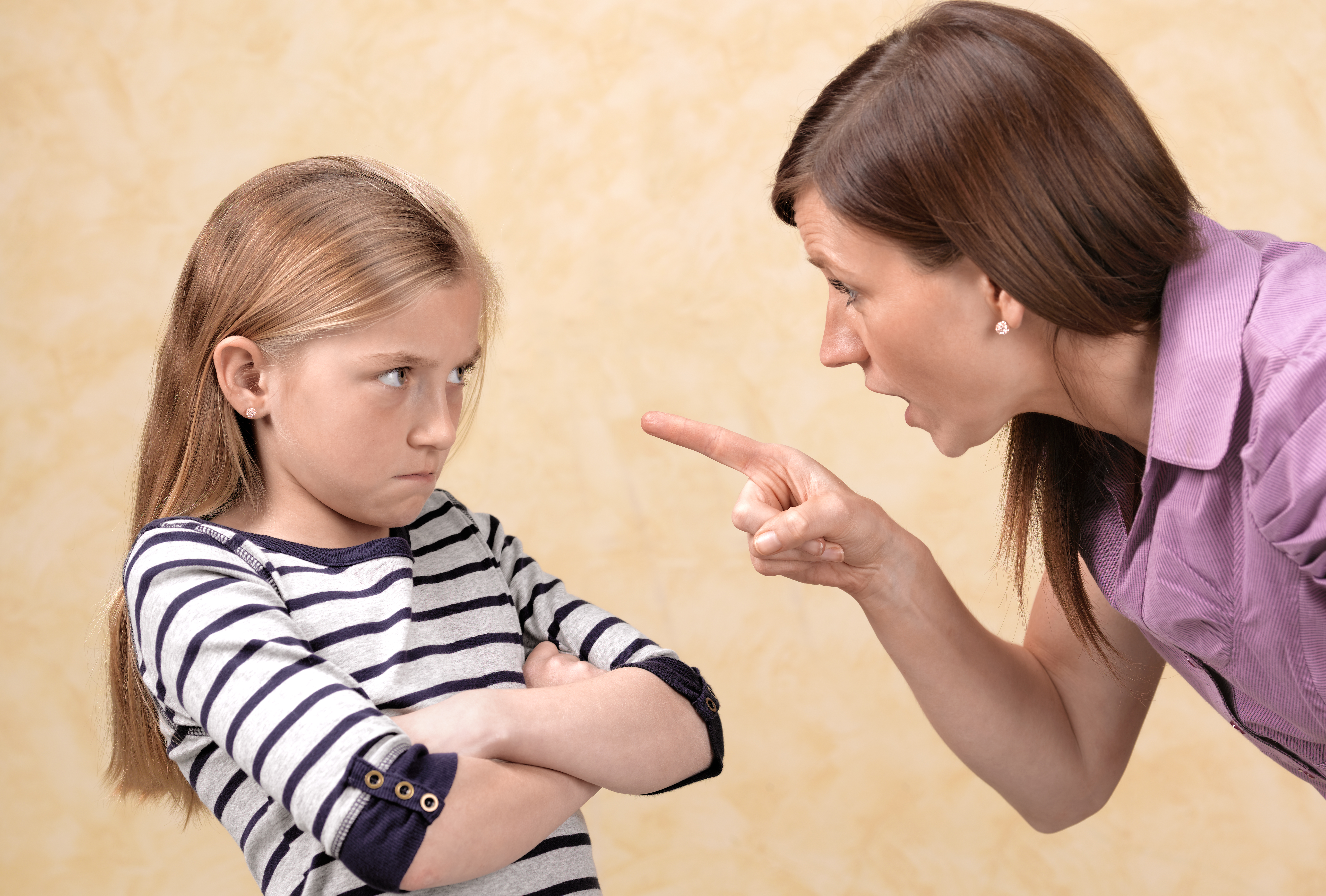 Mujer gritando a una niña | Fuente: Getty Images