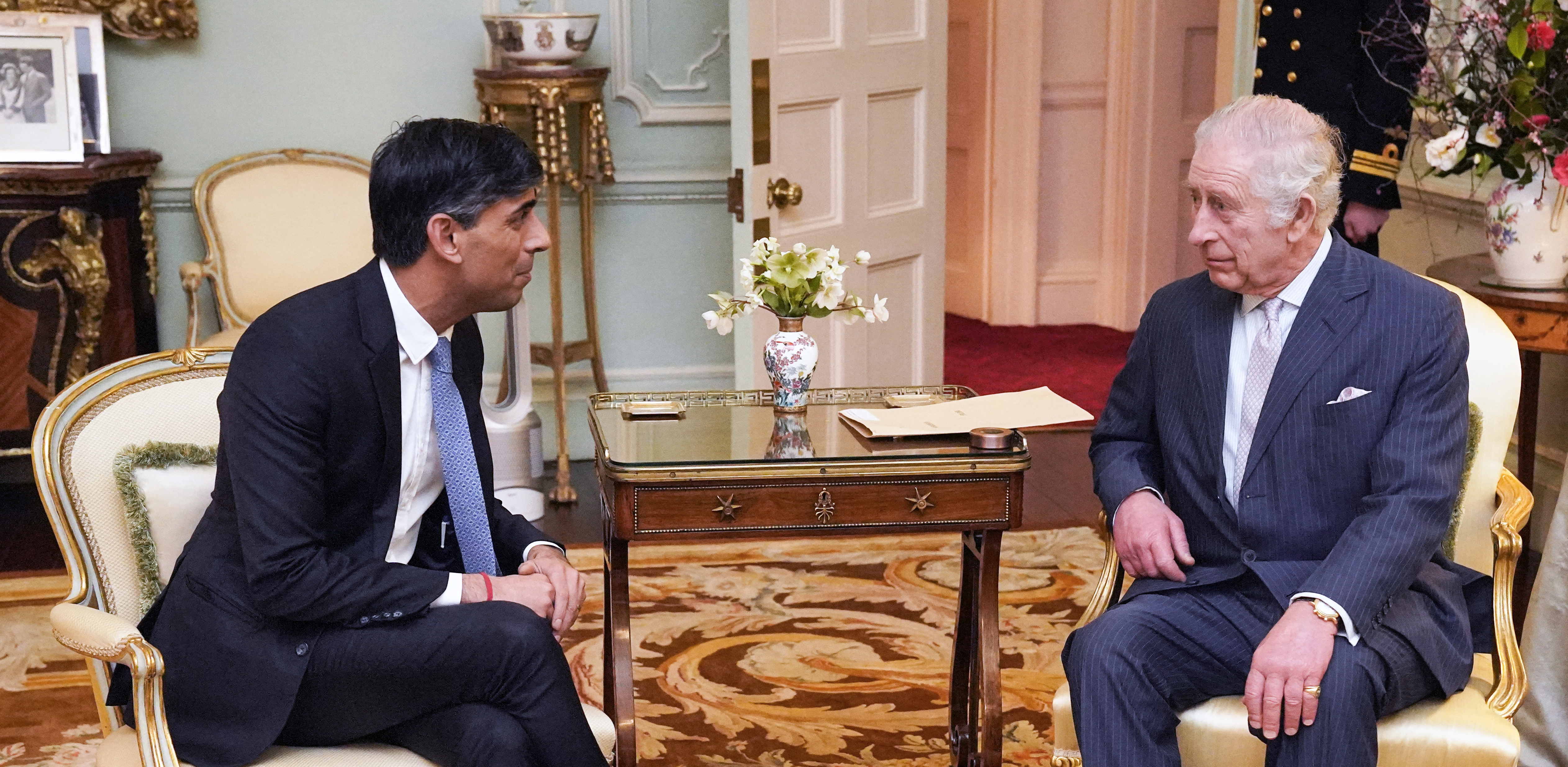 El primer ministro Rishi Sunak y el rey Charles III se reúnen en el Palacio de Buckingham, en el centro de Londres, el 21 de febrero de 2024 | Foto: Getty Images