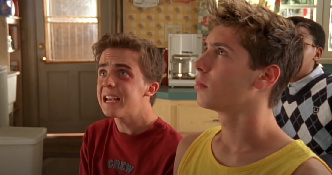 Captura de pantalla de un episodio de "Malcolm in the Middle" en la que aparecen Frankie Muniz como Malcolm y Justin Berfield como Reese | Fuente: Youtube/Canal 4