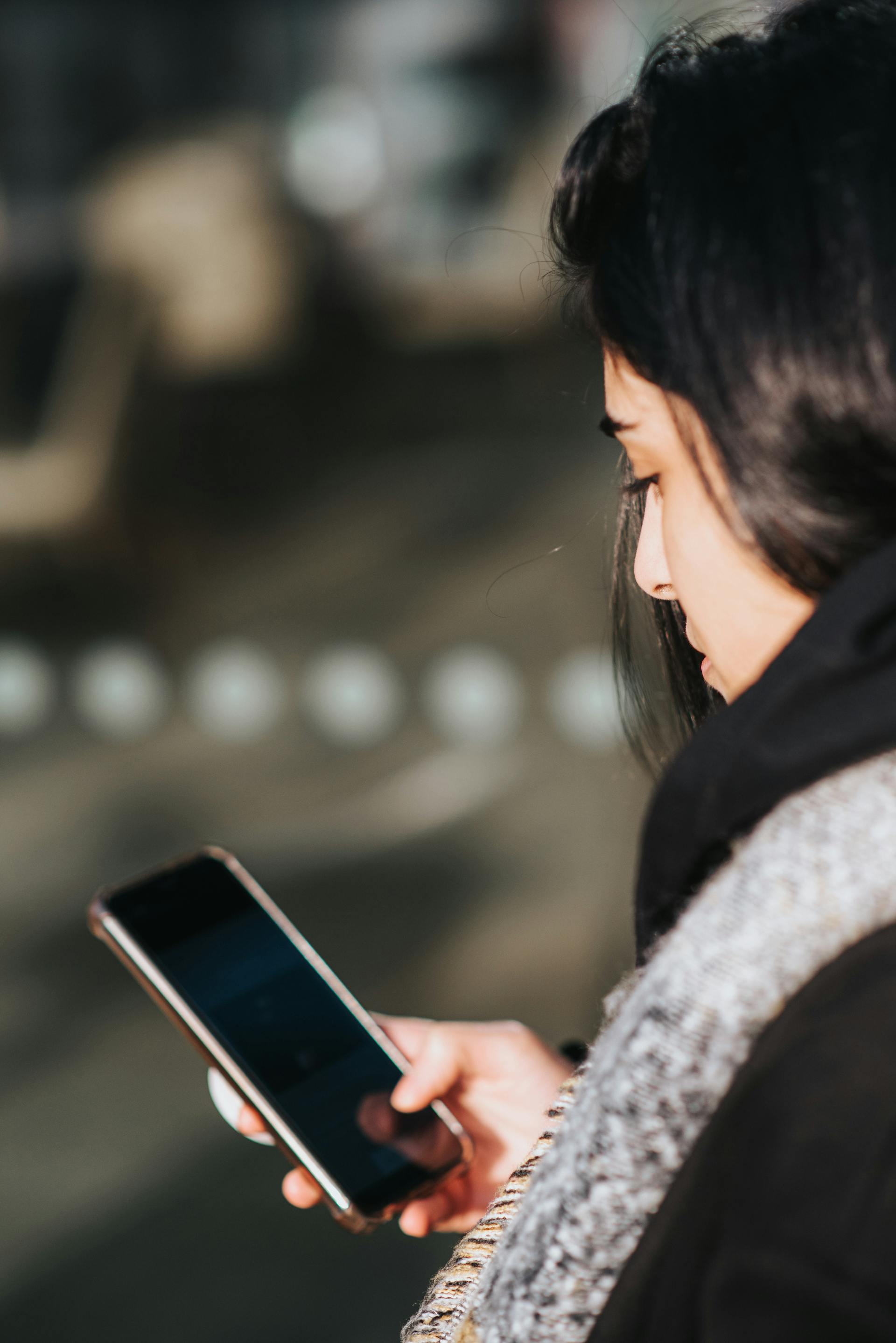 Una mujer viendo su móvil | Fuente: Pexels