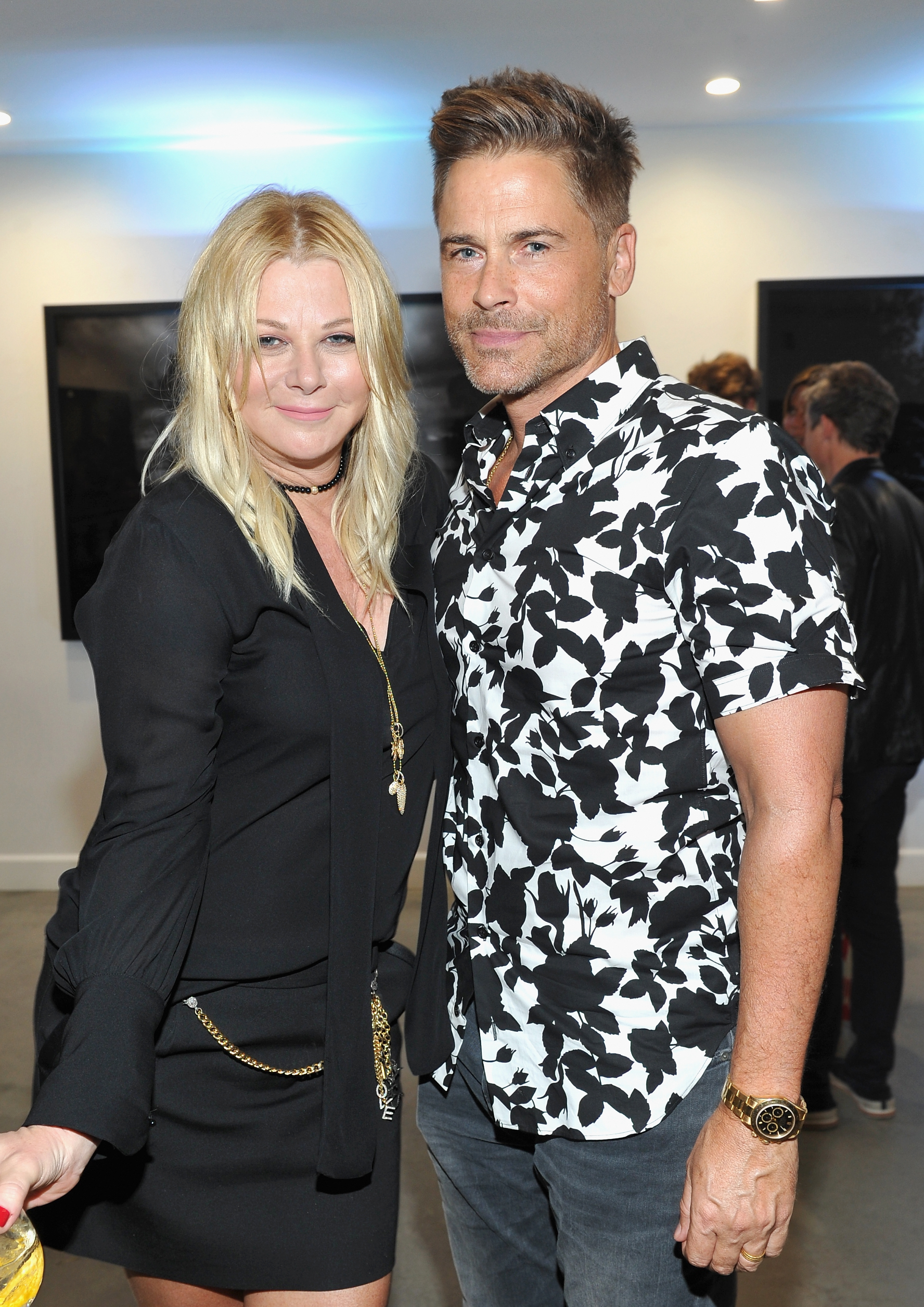 Sheryl Berkoff y Rob Lowe en la inauguración privada de la primera colección fotográfica de Sascha von Bismarck, "Perfume", en la Eric Buterbaugh Gallery el 6 de septiembre de 2017 en Los Ángeles, California | Fuente: Getty Images