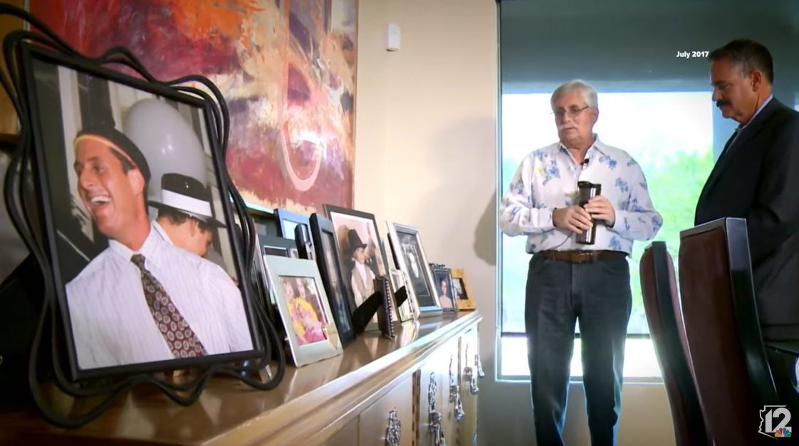 Captura de pantalla de Fred Goldman mostrando fotos familiares, incluida una foto de Ron Goldman, en una entrevista con 12 News en 2017 | Foto: YouTube/12NewsAZ