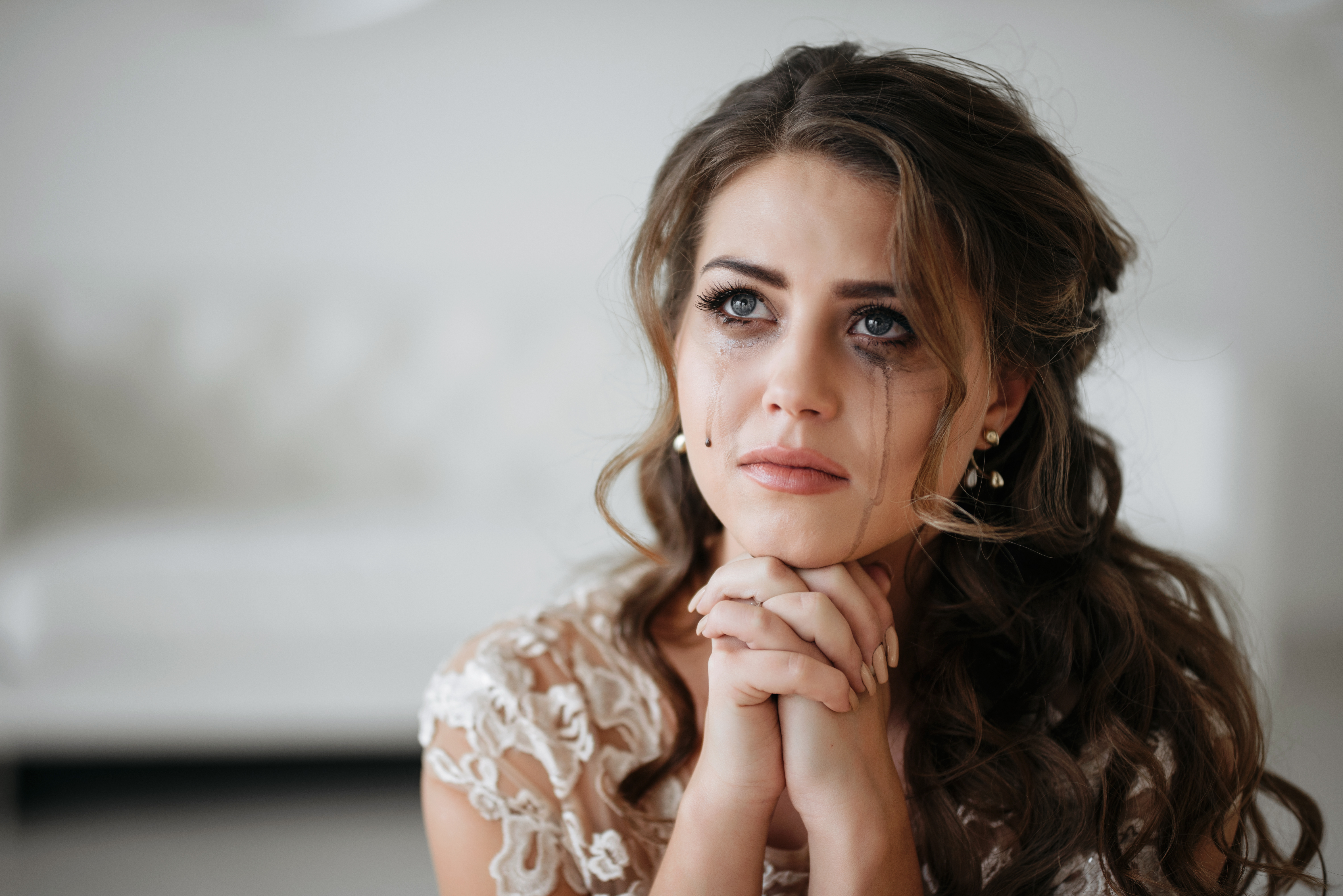 El maquillaje de una novia se estropea tras su crisis emocional. | Foto: Shutterstock