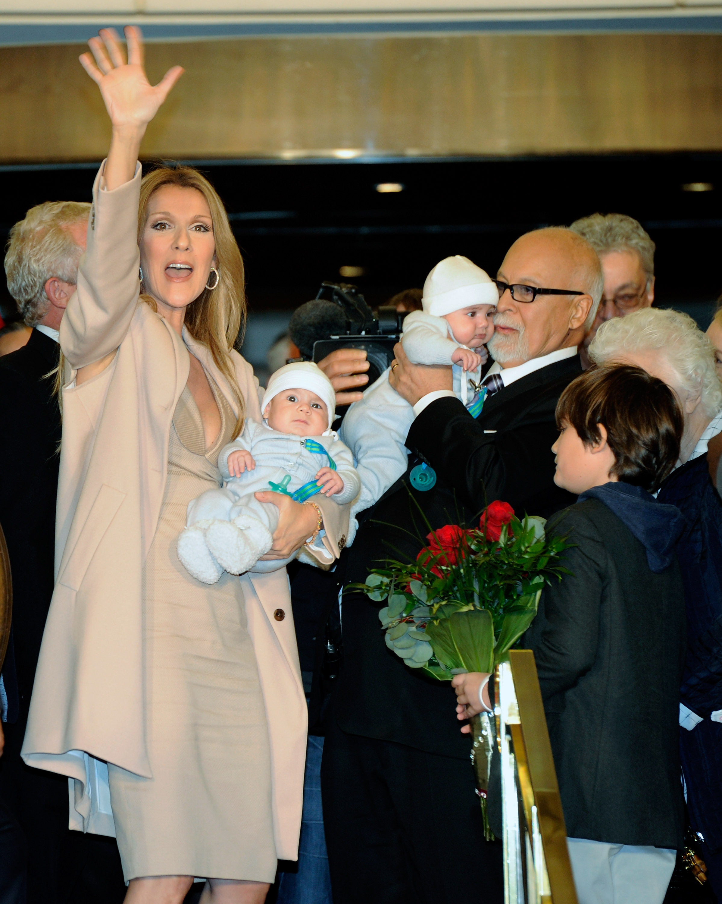 Céline Dion, Nelson Angélil, Eddy Angélil, René Angélil y René-Charles Angélil en el Caesars Palace el 16 de febrero de 2011 en Las Vegas, Nevada. | Fuente: Getty Images