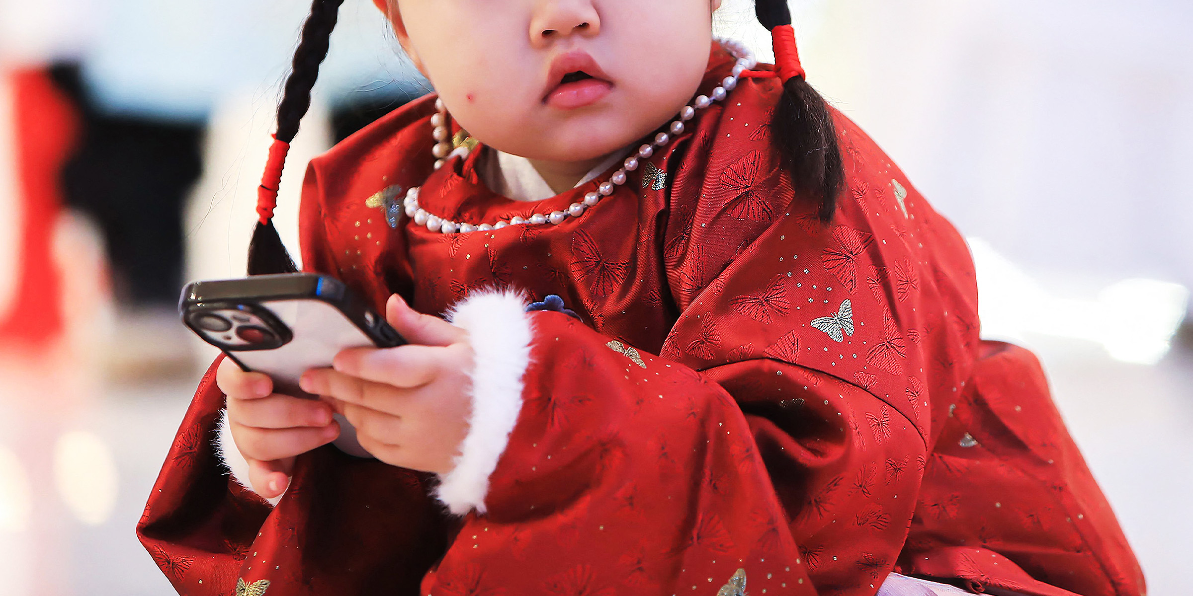 Niña sosteniendo un teléfono | Fuente: Getty Images