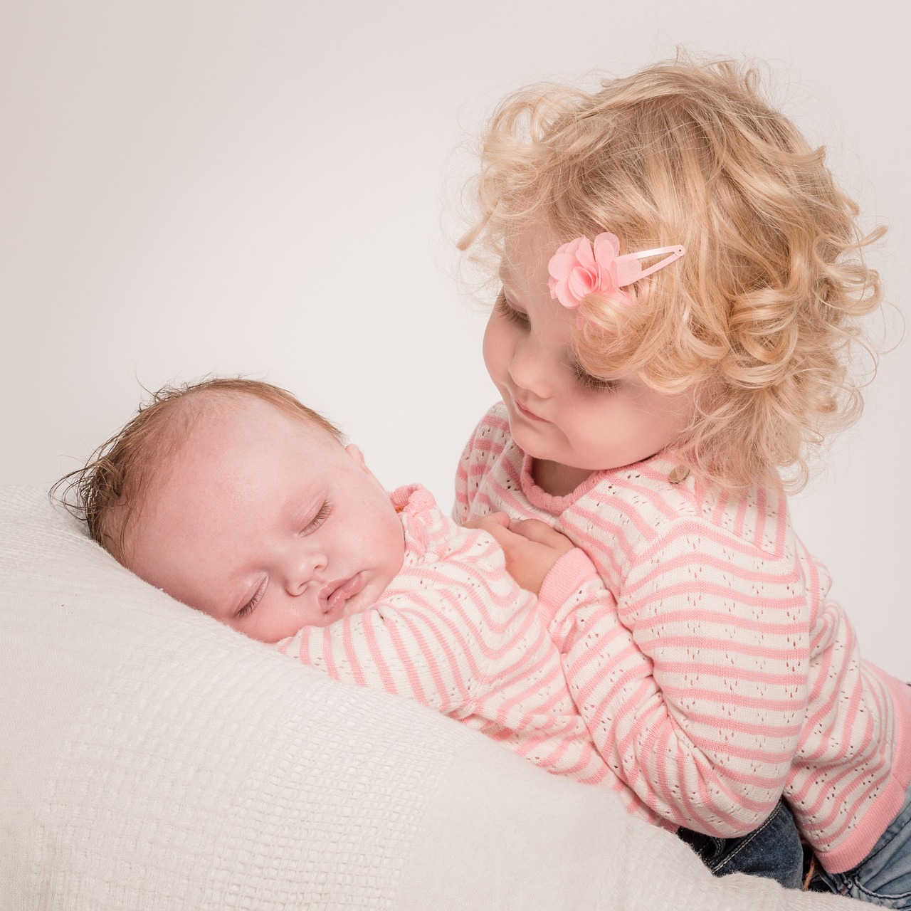 Una niña mirando a su hermanita dormida | Fuente: Pixabay
