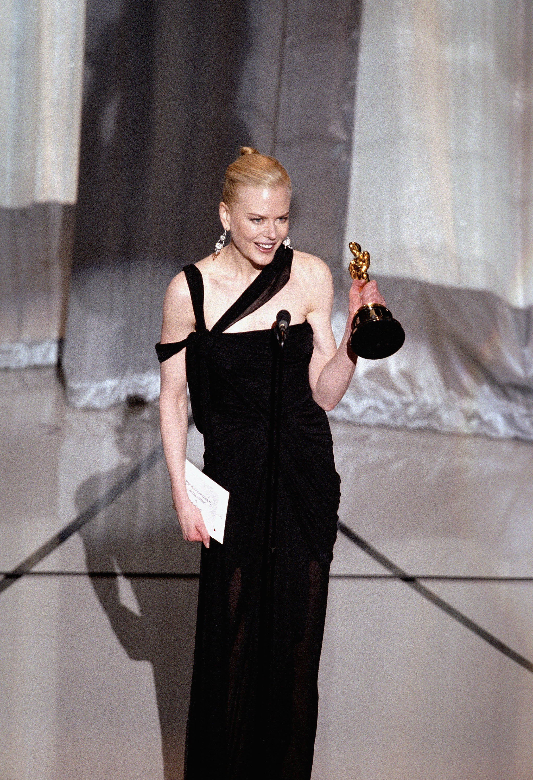 Nicole Kidman acepta su premio a la Mejor Actriz por su interpretación en "The Hours" durante la 75 edición de los Premios Anuales de la Academia el 23 de marzo de 2003 en Hollywood, California. | Fuente: Getty Images