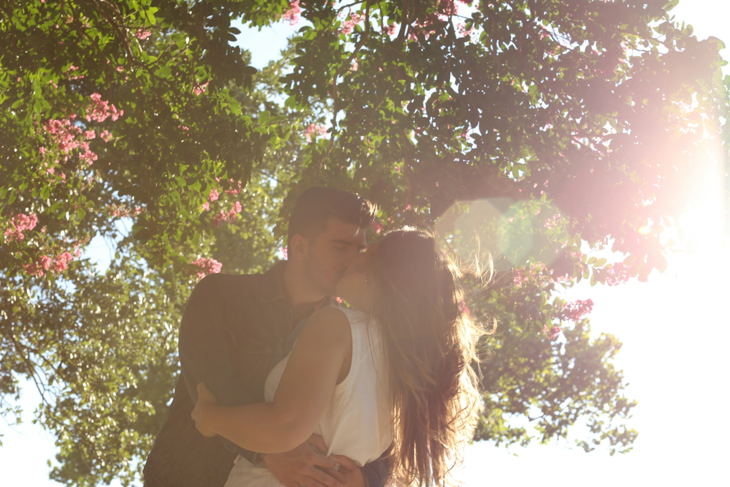 Pareja besándose bajo un árbol | Foto: Unsplash
