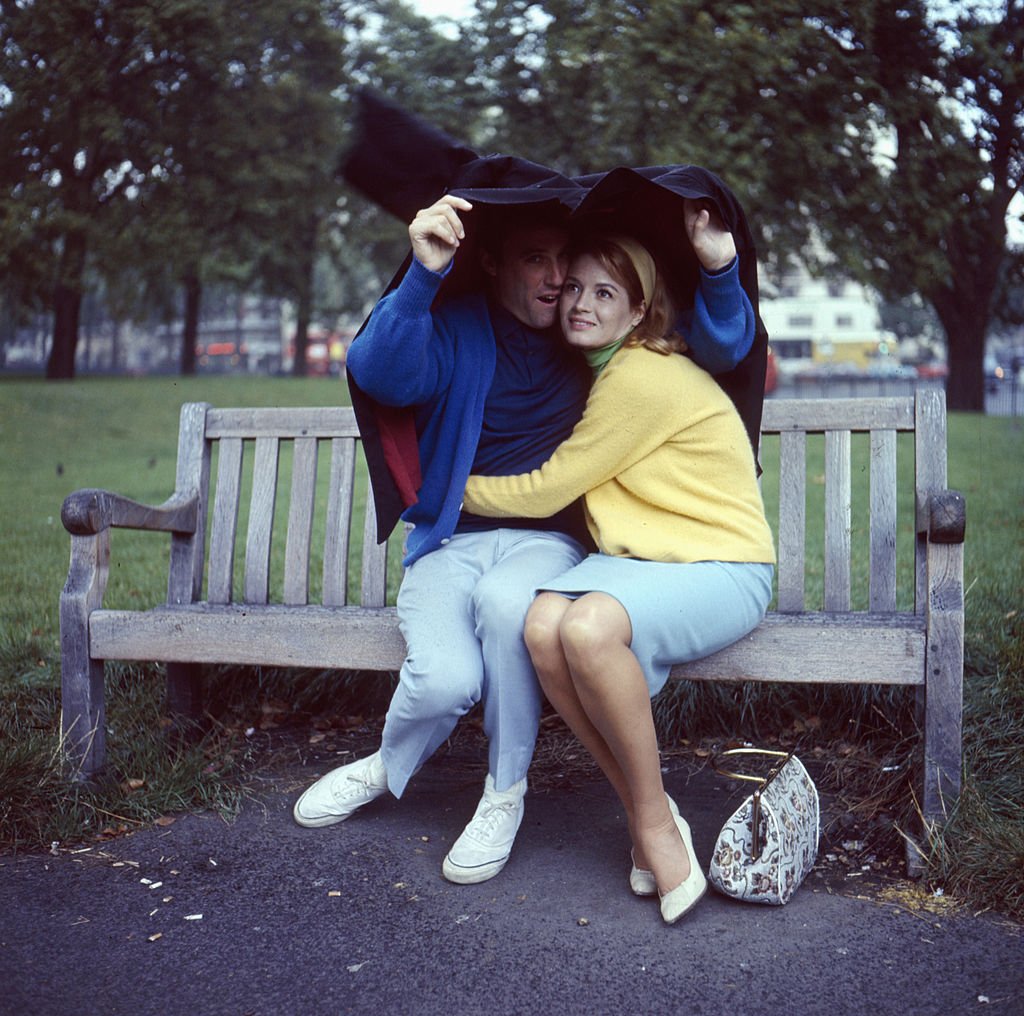 Burt Bacharach y su esposa Angie Dickinson en un parque de Londres en 1966 | Foto: Getty Images