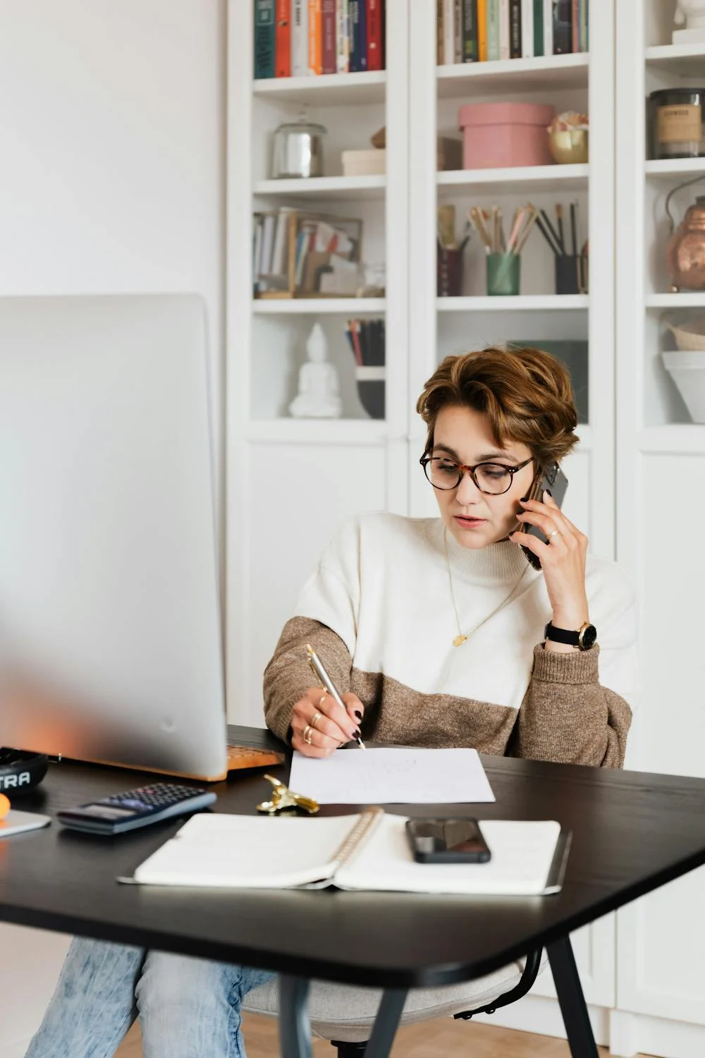 Una mujer hablando por teléfono | Fuente: Pexels