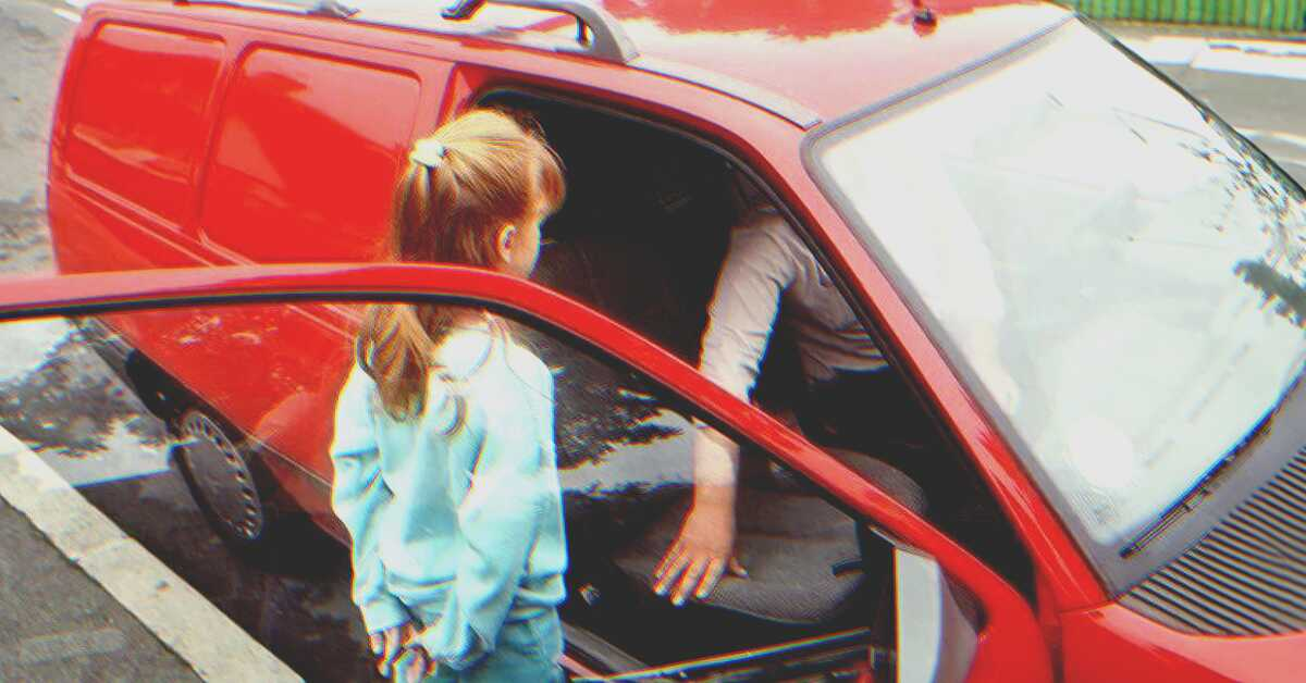 Madre aterrorizada ve a hija adolescente subir a vieja furgoneta oxidada y la sigue - Historia del día