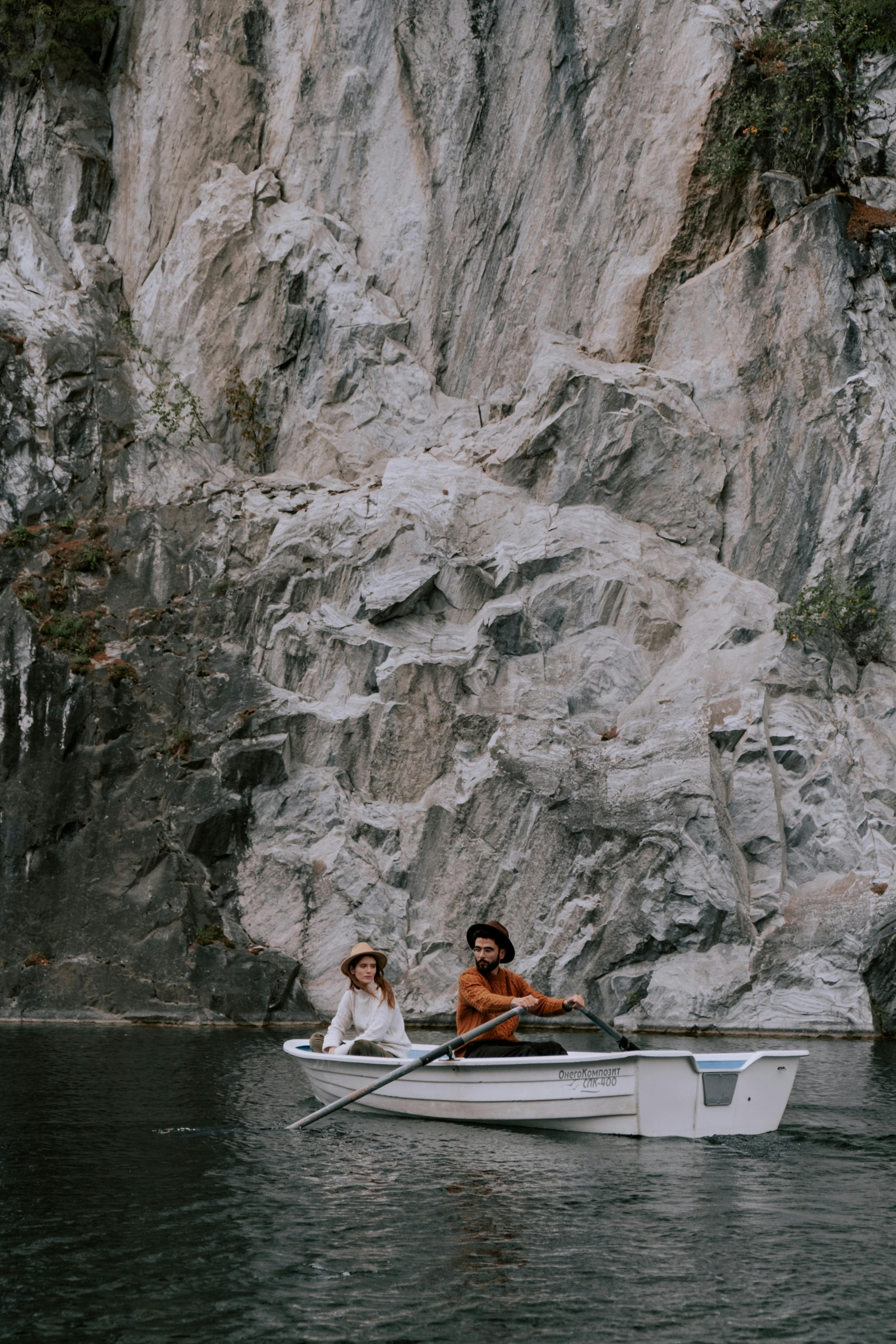 Una pareja infeliz en un barco | Fuente: Pexels