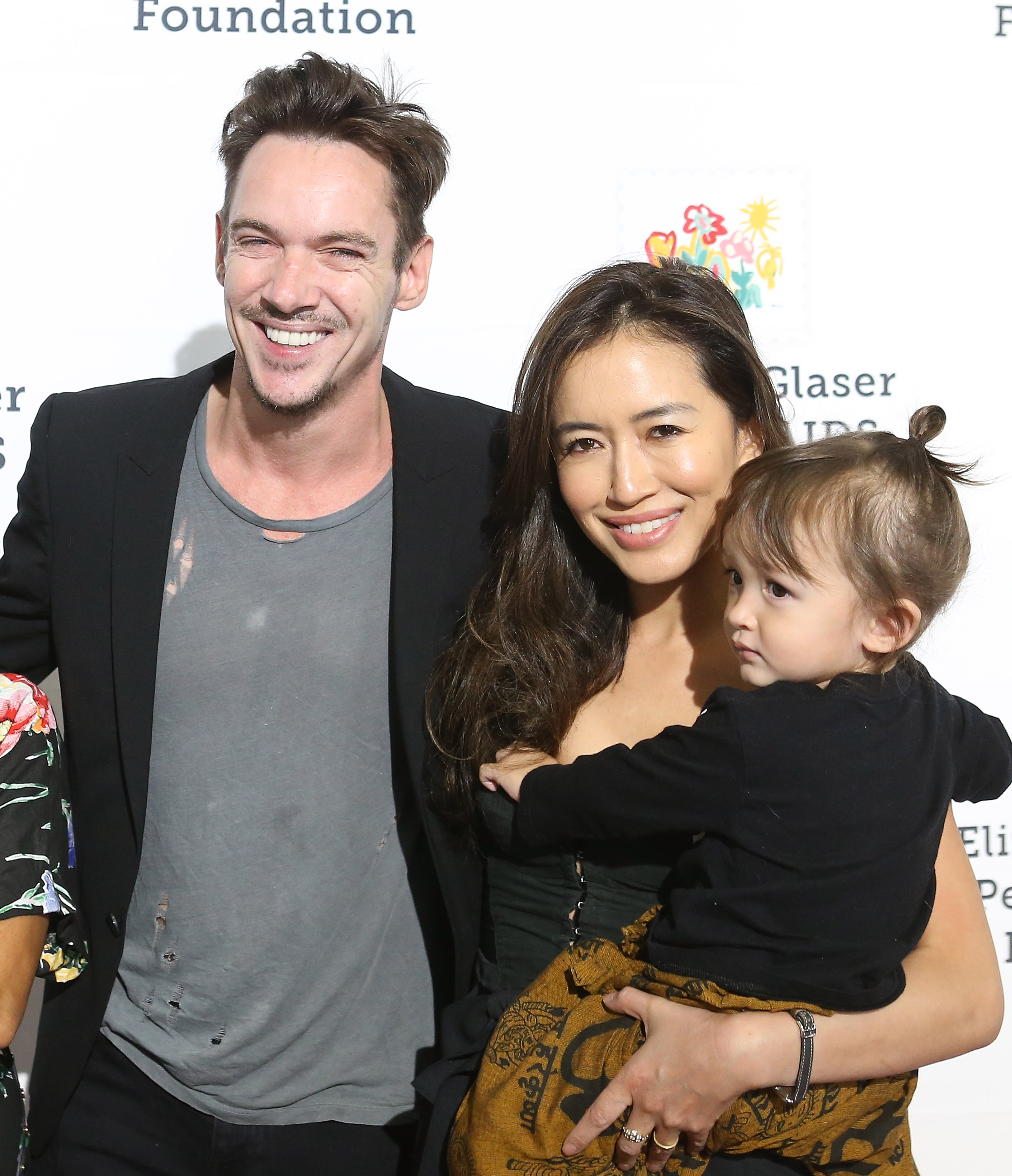 Jonathan Rhys Meyers, Mara Lane y Wolf Rhys Meyers asisten al 30 Aniversario de la Fundación Elizabeth Glaser de Sida Pediátrico - Festival Familiar "A Time for Heroes" el 28 de octubre de 2018, en Culver City, California. | Fuente: Getty Images