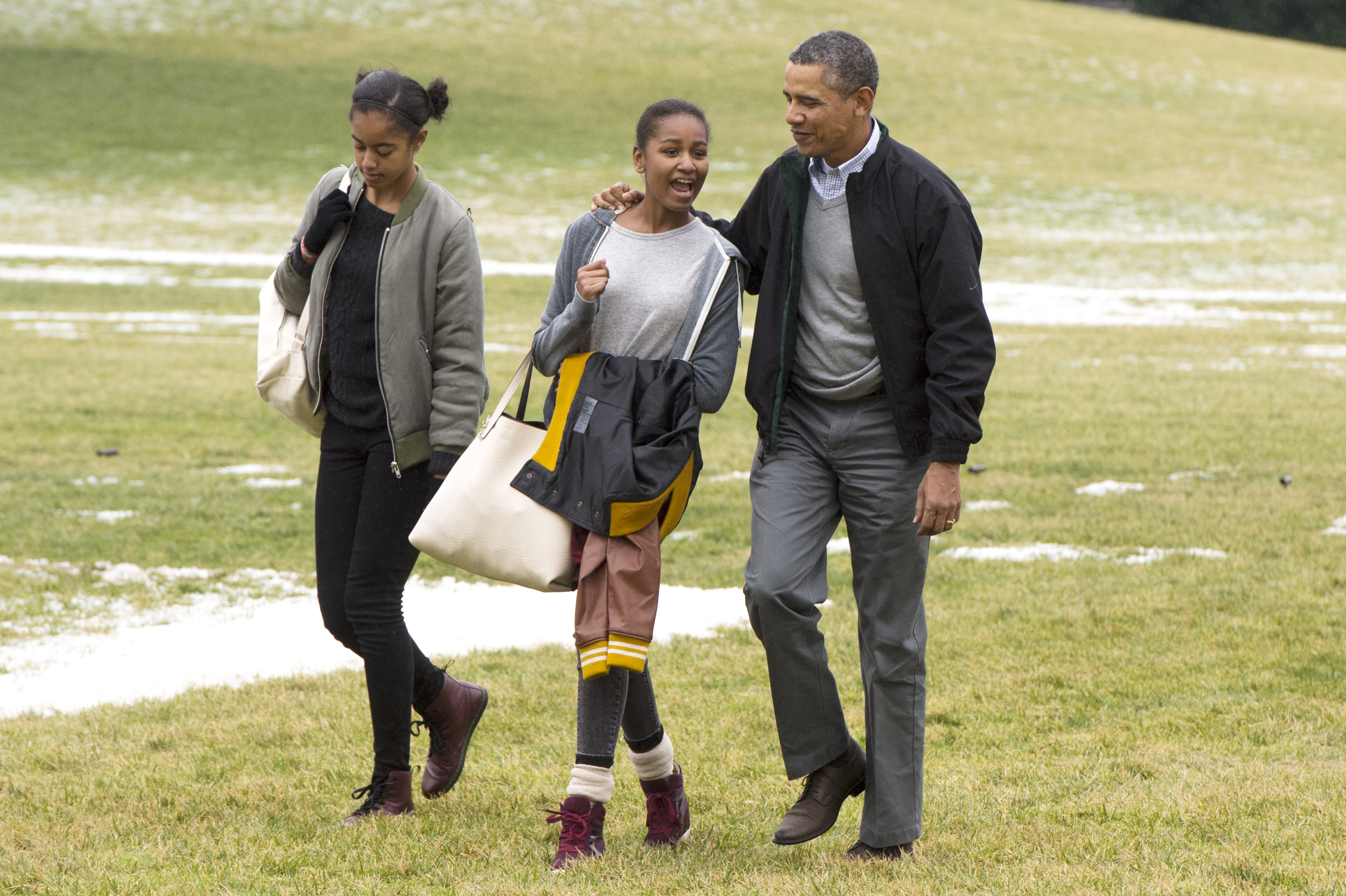 Malia, Sasha y Barack Obama caminan por el Jardín Sur de la Casa Blanca tras llegar en el Marine One en Washington, D.C. el 5 de enero de 2014 | Fuente: Getty Images