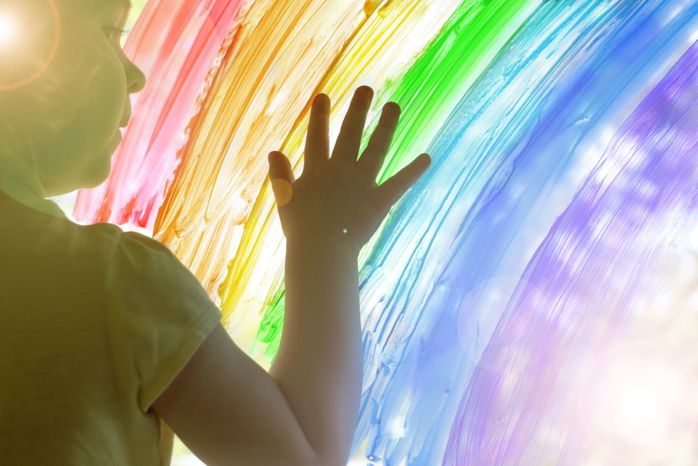 Niño pequeño con arcoiris. | Foto: Shutterstock