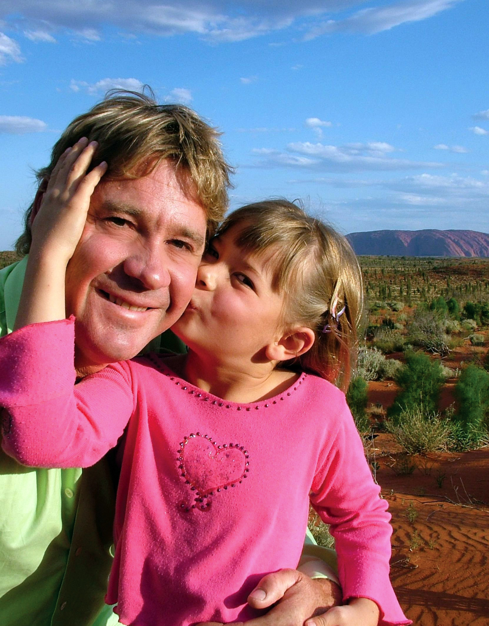 Steve y Bindi Irwin fotografiados el 2 de octubre de 2006, en Uluru, Australia | Fuente: Getty Images