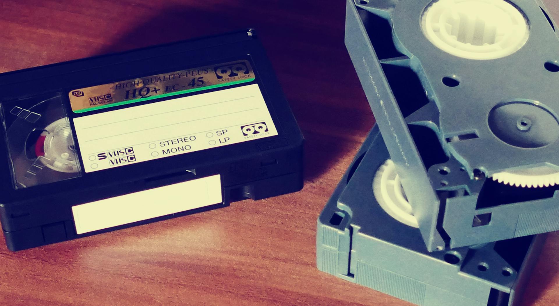 Cintas VHS sobre la mesa | Fuente: Pexels