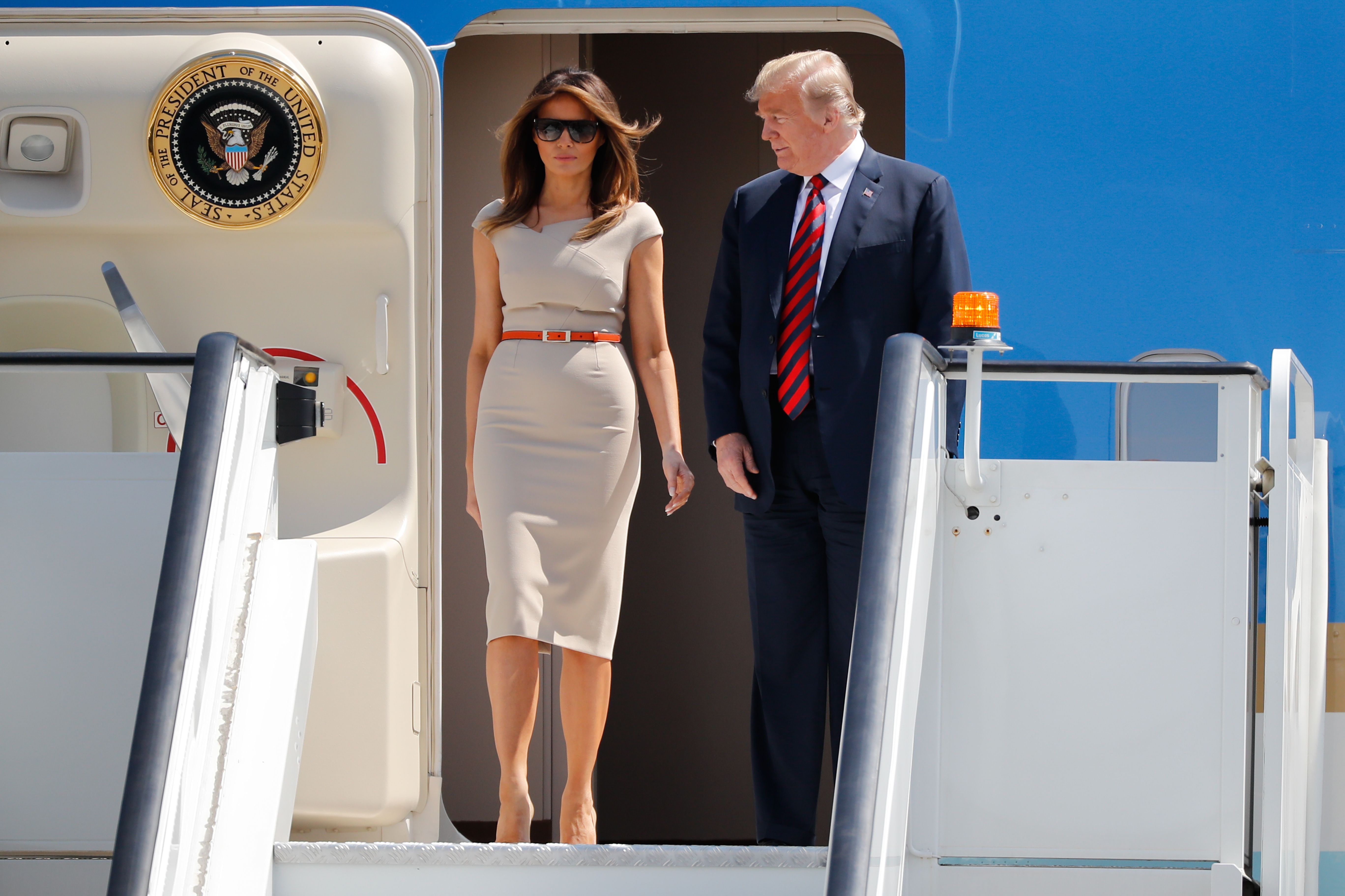 Donald y Melania Trump desembarcan del Air Force One en el aeropuerto de Stansted, al norte de Londres, el 12 de julio de 2018 | Fuente: Getty Images