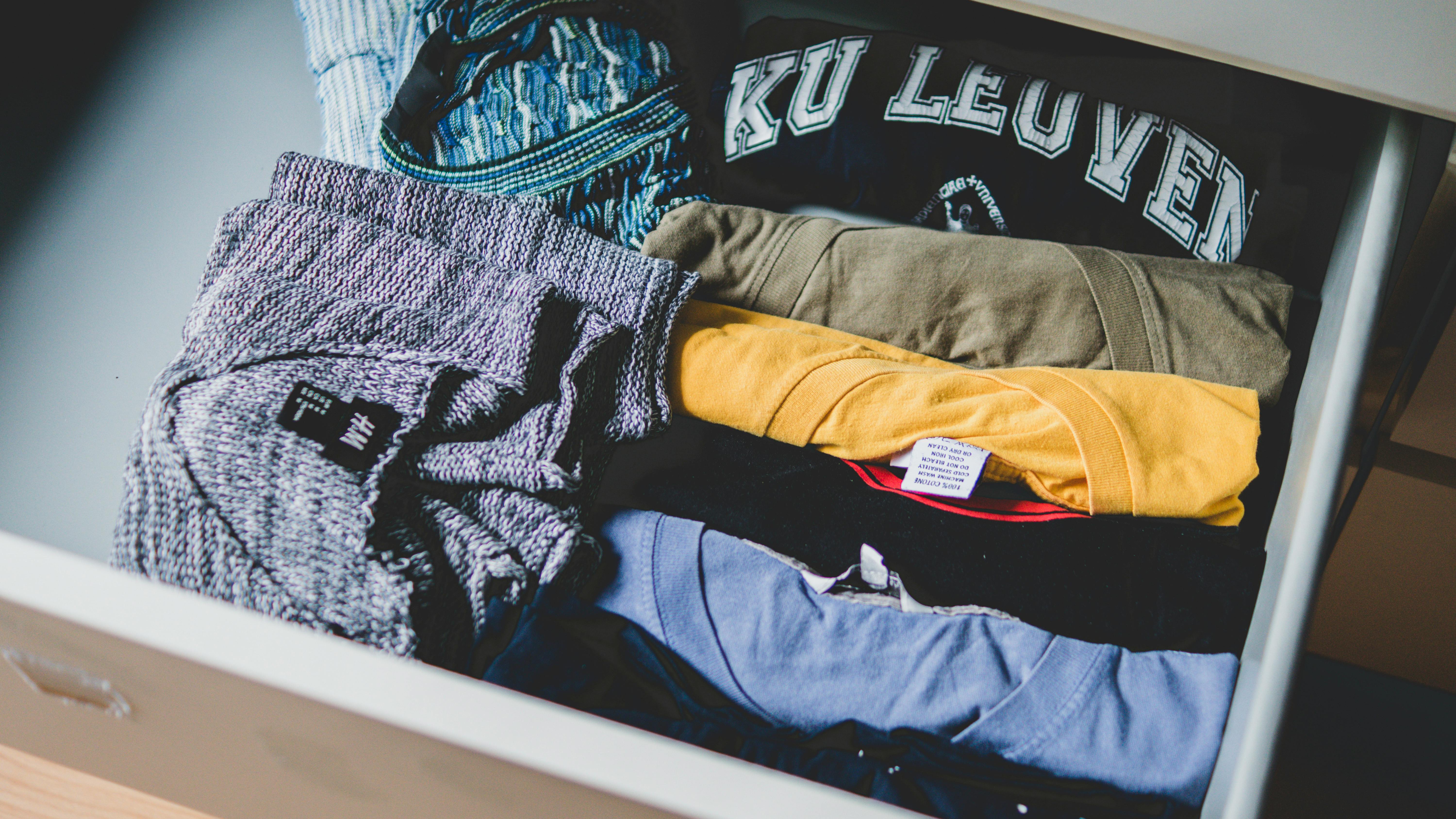 Cajón lleno de ropa | Foto: Pexels
