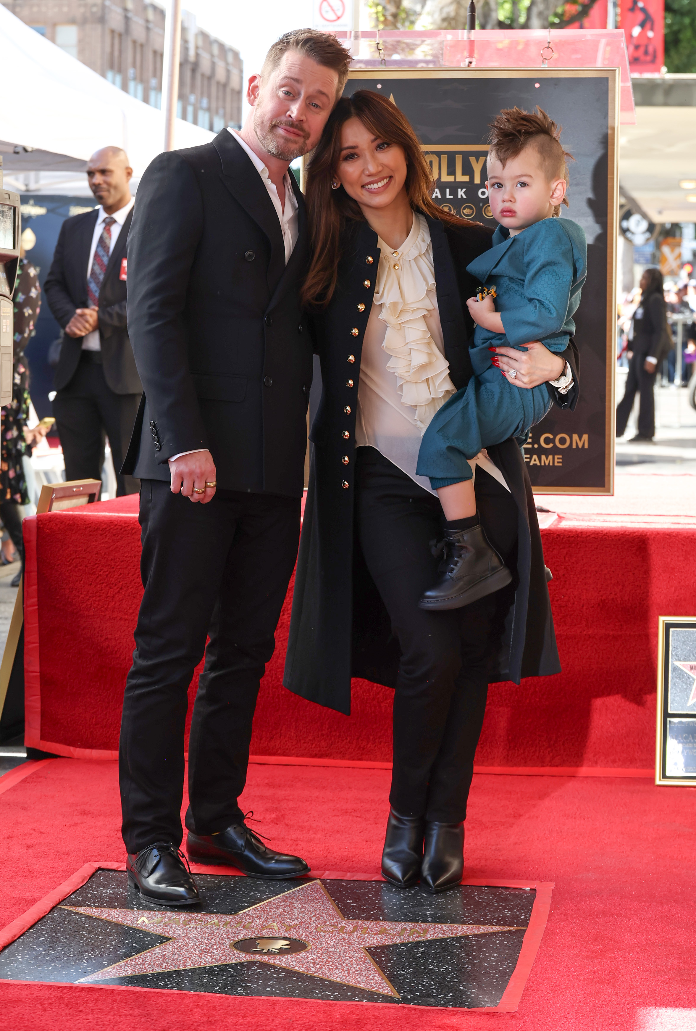 Macaulay Culkin, Brenda Song y su hijo Dakota en la ceremonia de entrega de la estrella de Macaulay Culkin en el Paseo de la Fama de Hollywood, en Hollywood, California, el 1 de diciembre de 2023 | Fuente: Getty Images