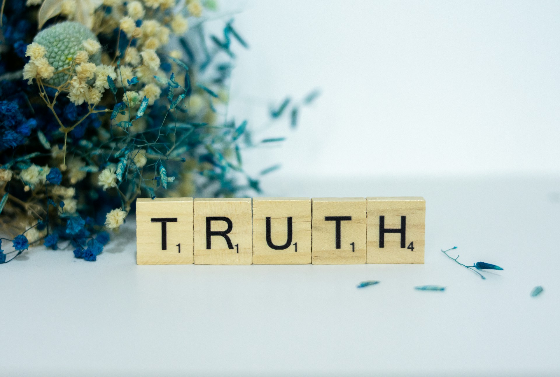 Fichas de Scrabble sobre una superficie | Fuente: Unsplash