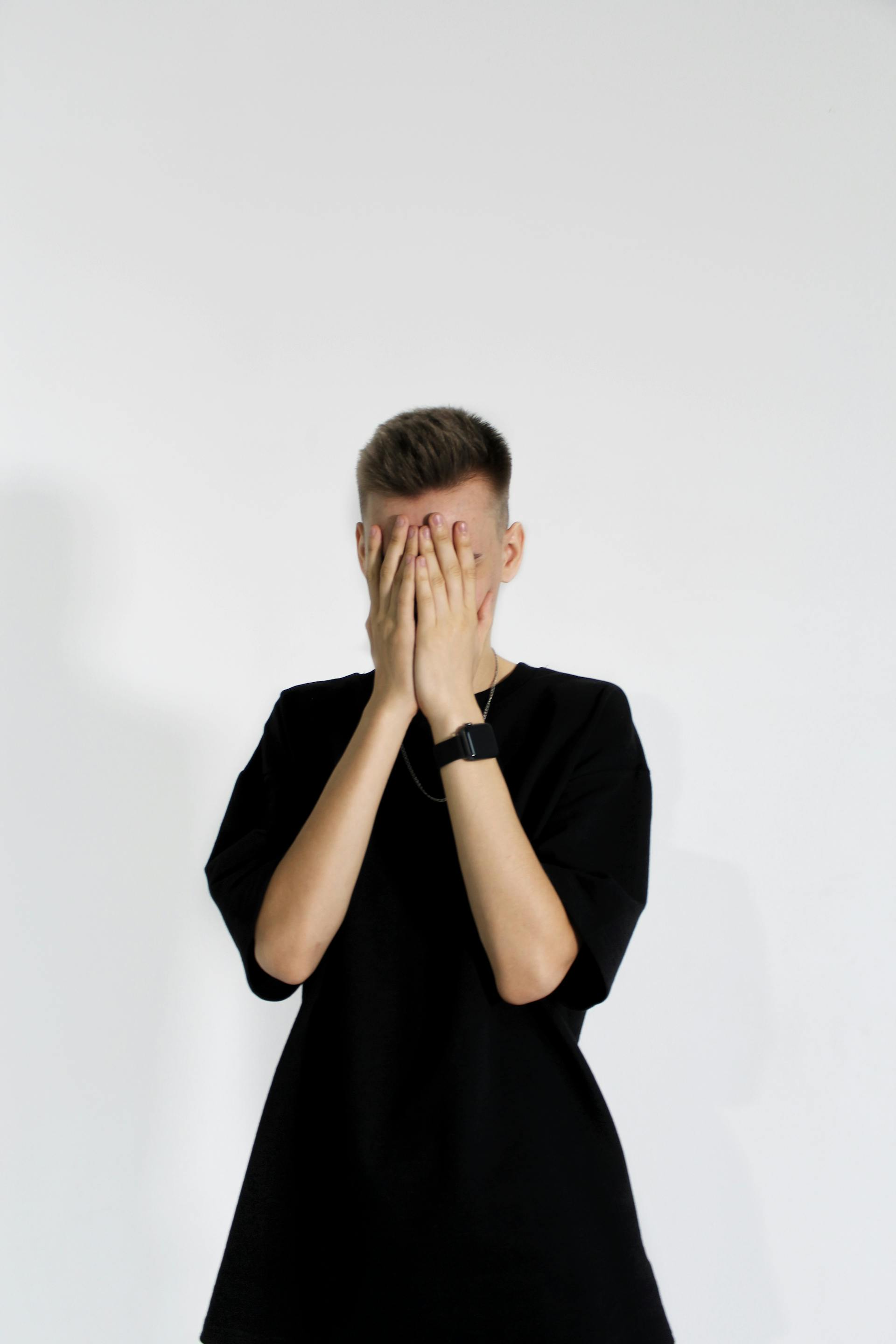 Un hombre cubriéndose la cara | Fuente: Pexels